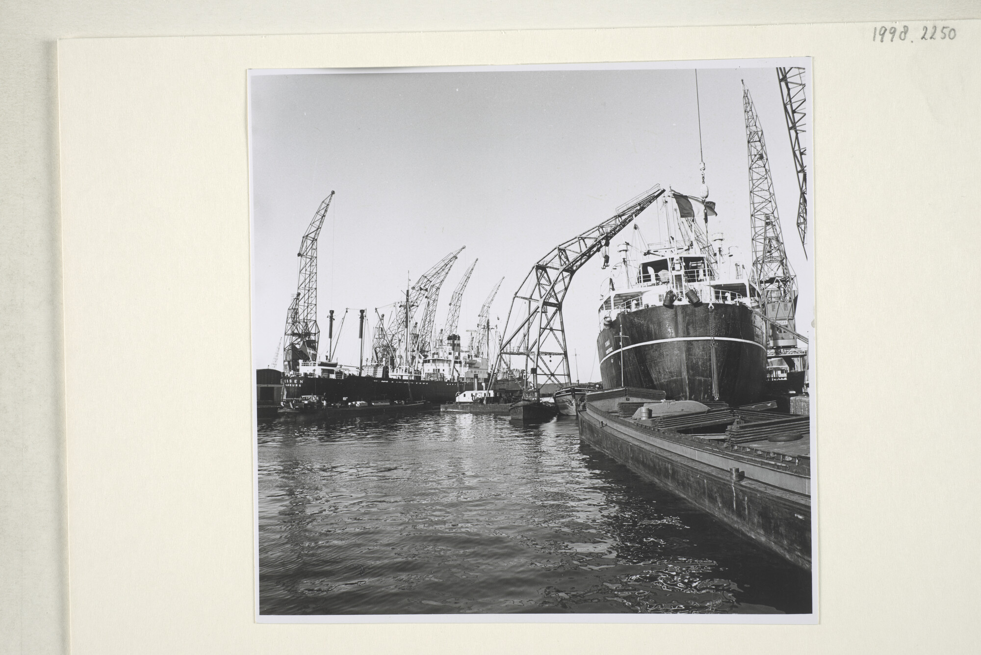 1998.2250; Sfeerbeeld van vrachtafhandeling in de Coenhaven, maart 1966; foto
