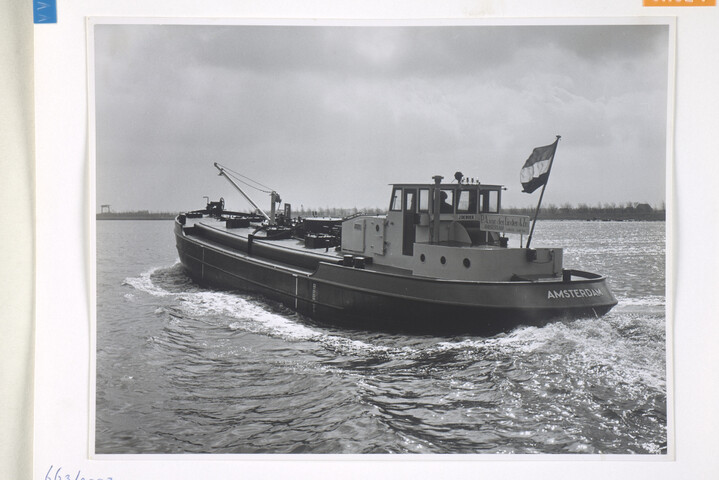 1992.1119; De motortankboot Pieter Abraham van de rederij P.A. van der Linden in Amsterdam [...]; fotoreportage