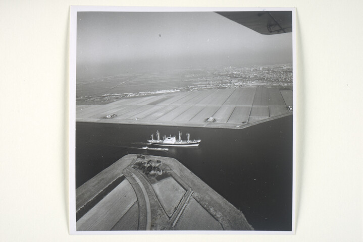 2000.5676; Luchtfoto van het vrachtschip ms. 'Schiekerk' van de VNS; foto