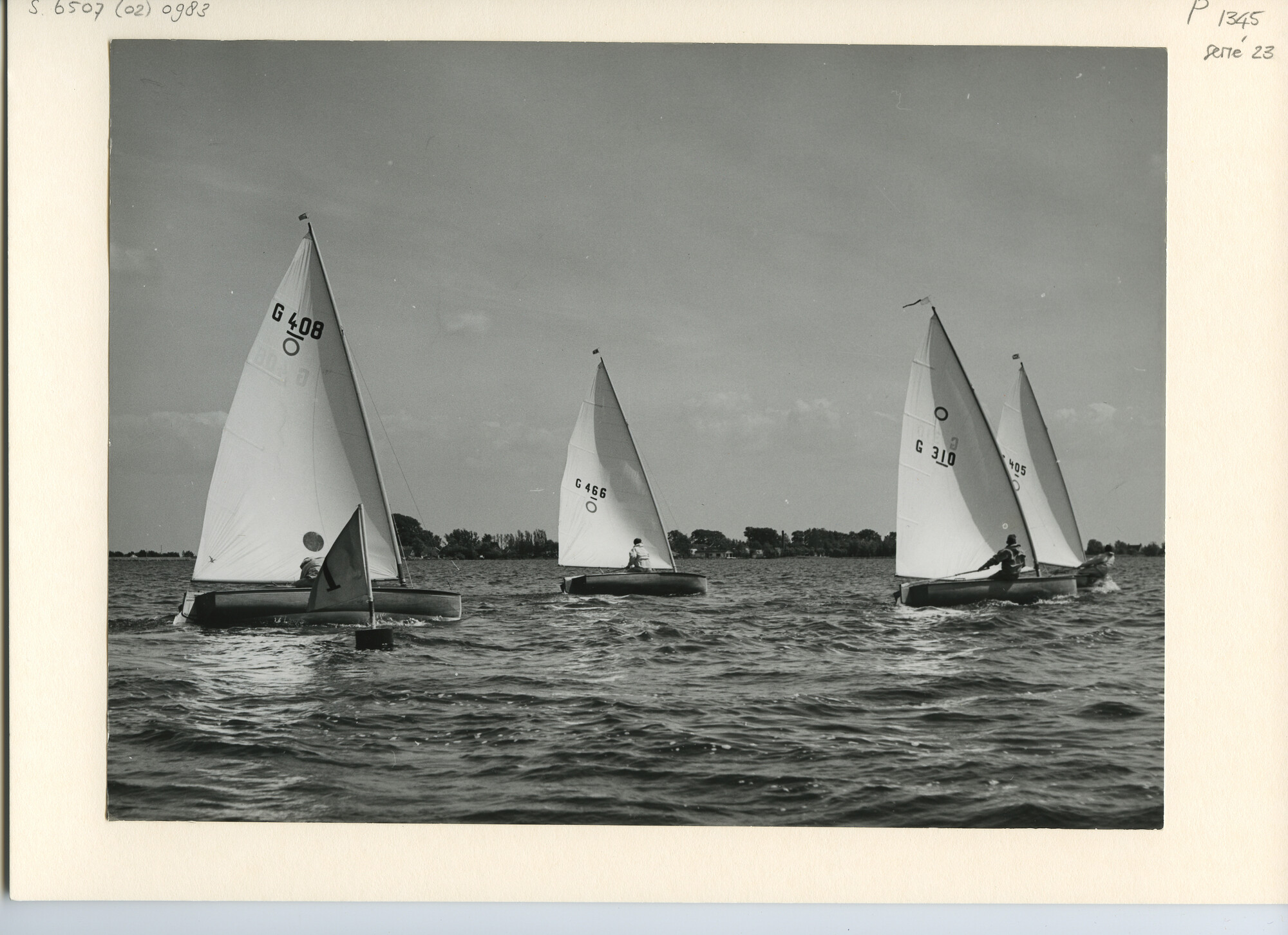 S.6507(02)0983.03; Zwart-wit foto van de O-jollen-klasse op de Westeinderplassen.; foto