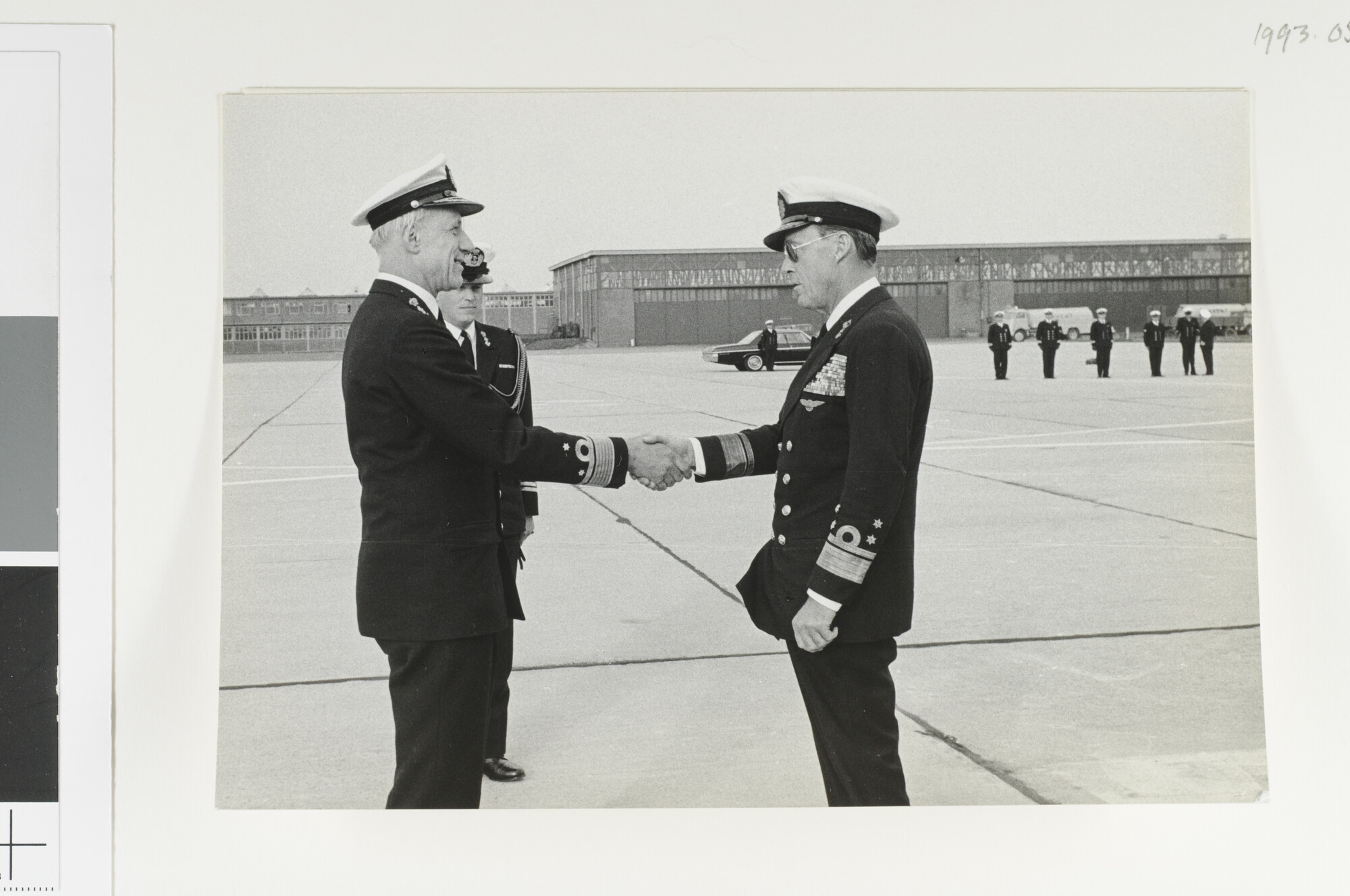 1993.0527; Begroeting van prins Bernhard op het Marinevliegkamp Valkenburg; foto