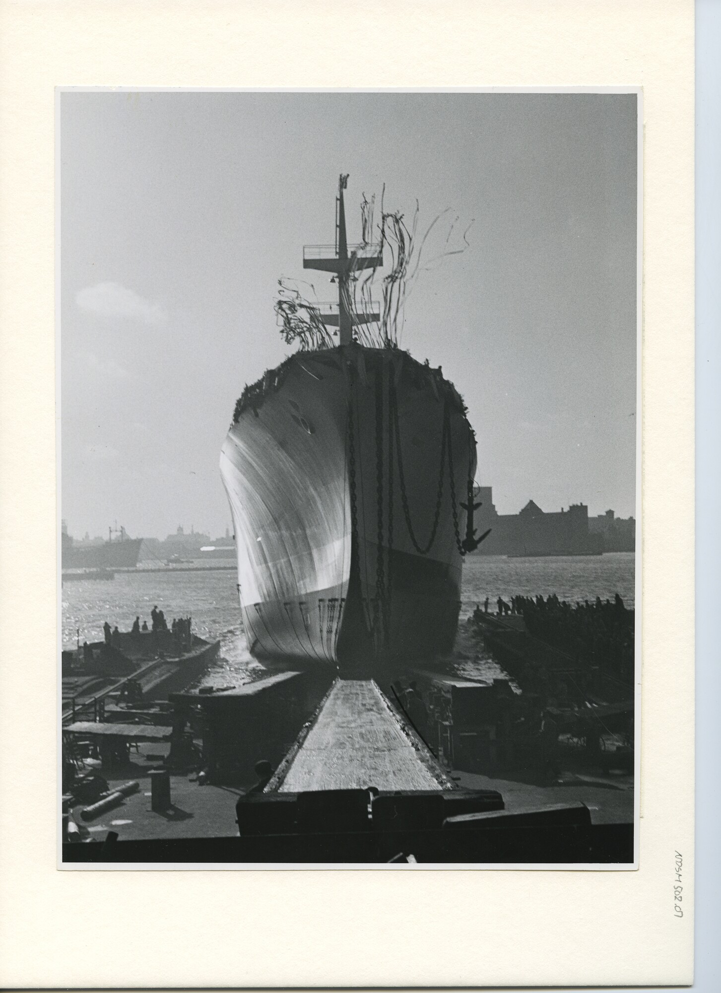 S.5444(2906)10; Foto van de tewaterlating van het Franse koelschip ms. Mungo bij de NDSM; foto
