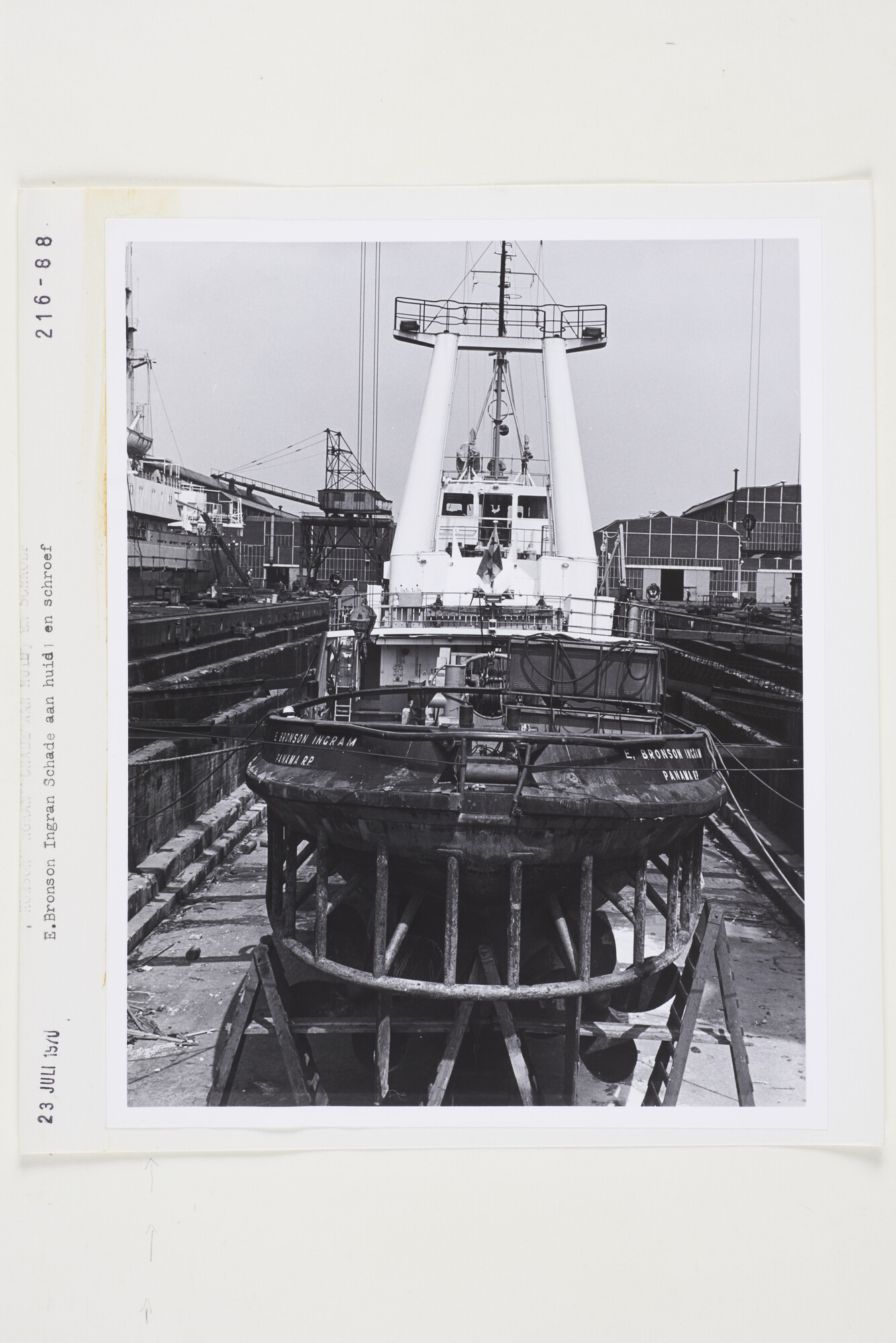 S.5444(5147)08; Foto van de schade aan huid en schroef van de sleepboot E. Bronson Ingram; foto