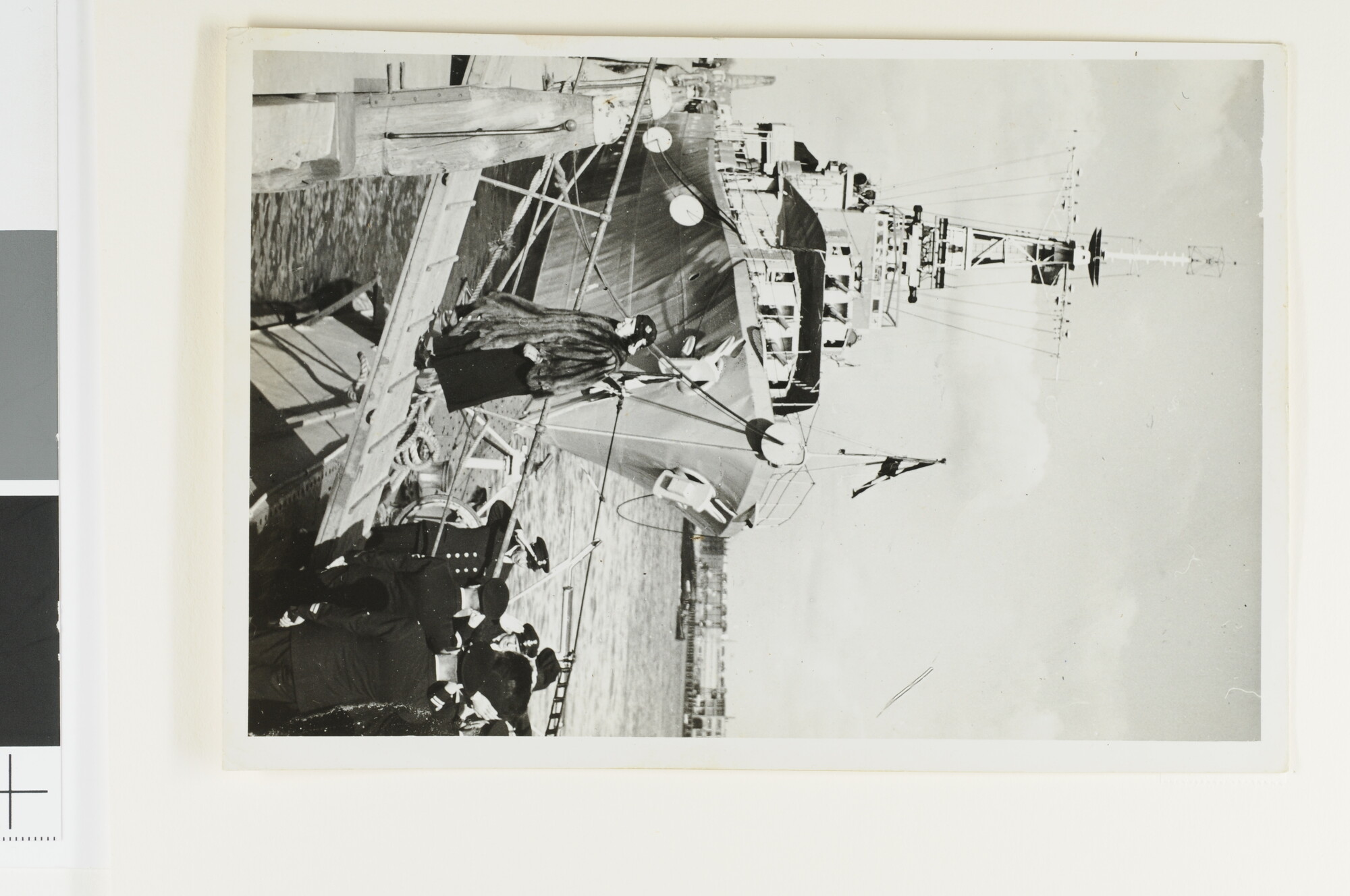 S.6281(19); Koningin Wilhelmina verlaat een onderzeeboot na een bezoek aan het schip te Rotterdam maart 1946; foto