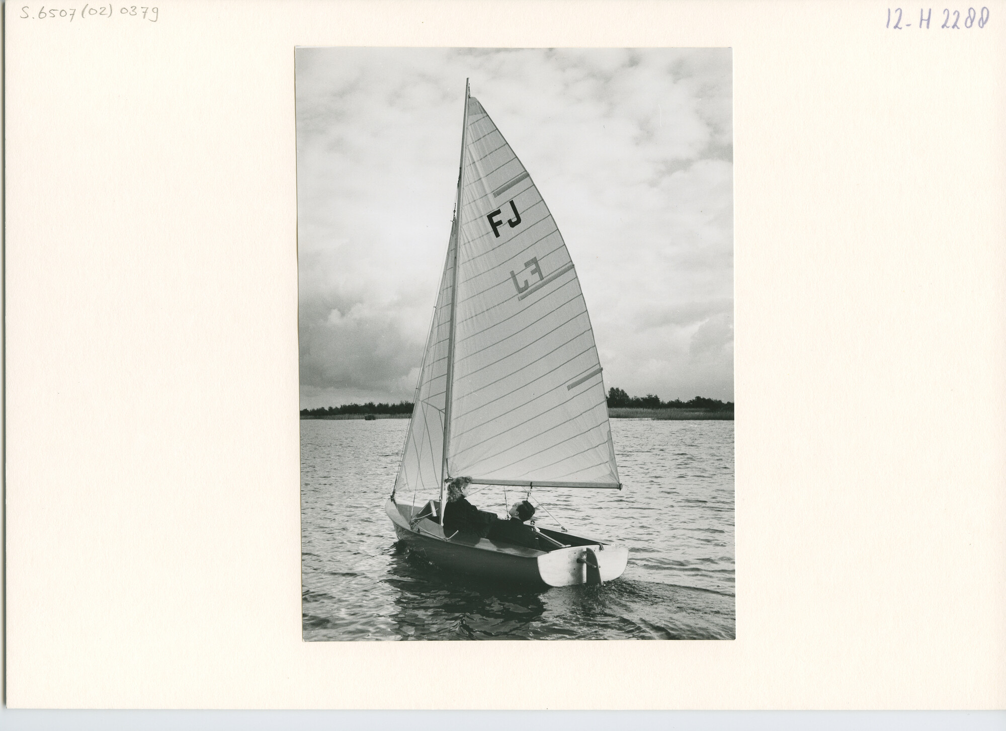 S.6507(02)0379.03; Zwart-wit foto van het proefzeilen met de eerste Flying Junior op de Loosdrechtse [...]; foto