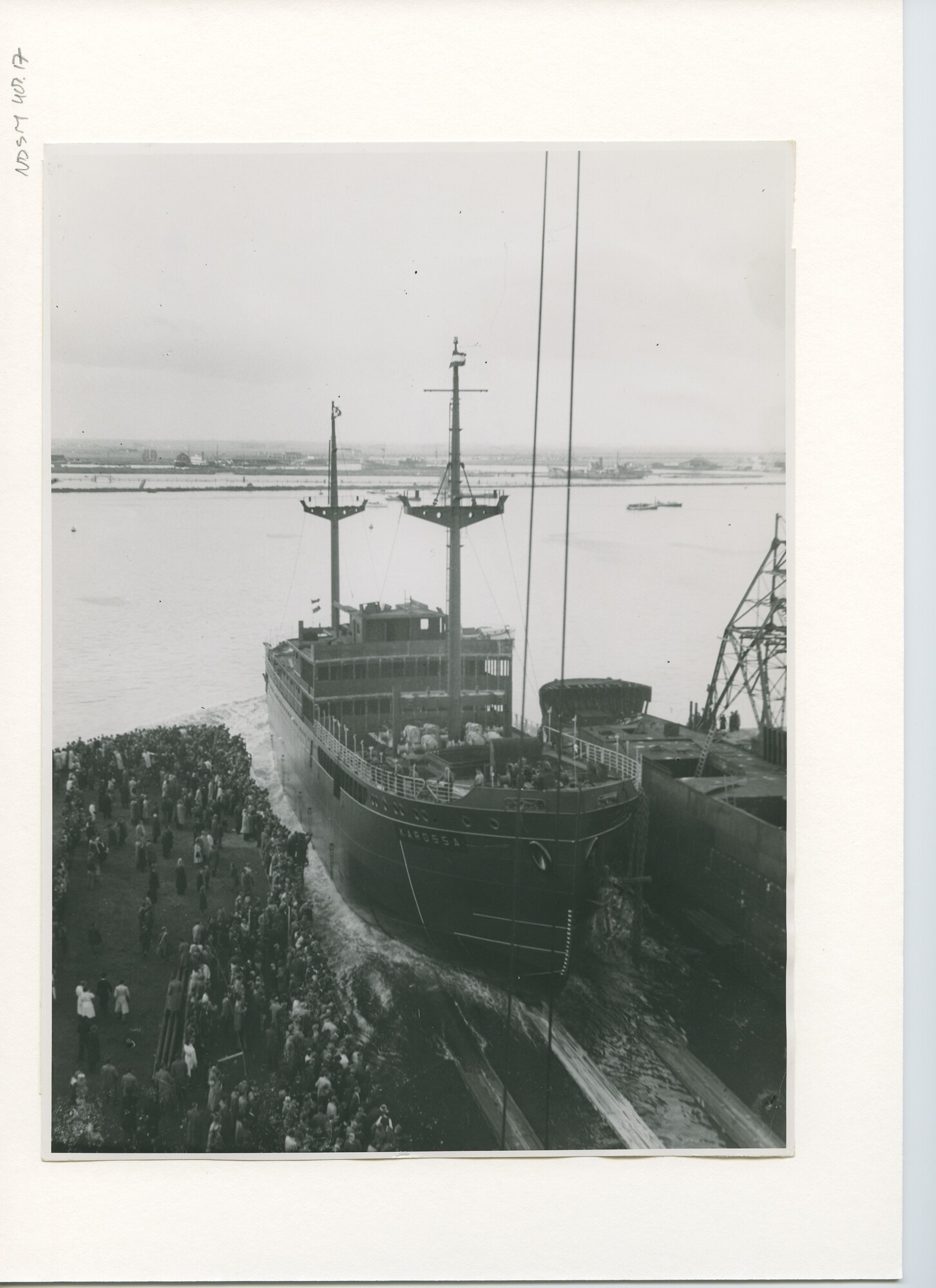 S.5444(1658)2; Foto van de tewaterlating van het vracht-passagiersschip ms. Karossa; foto