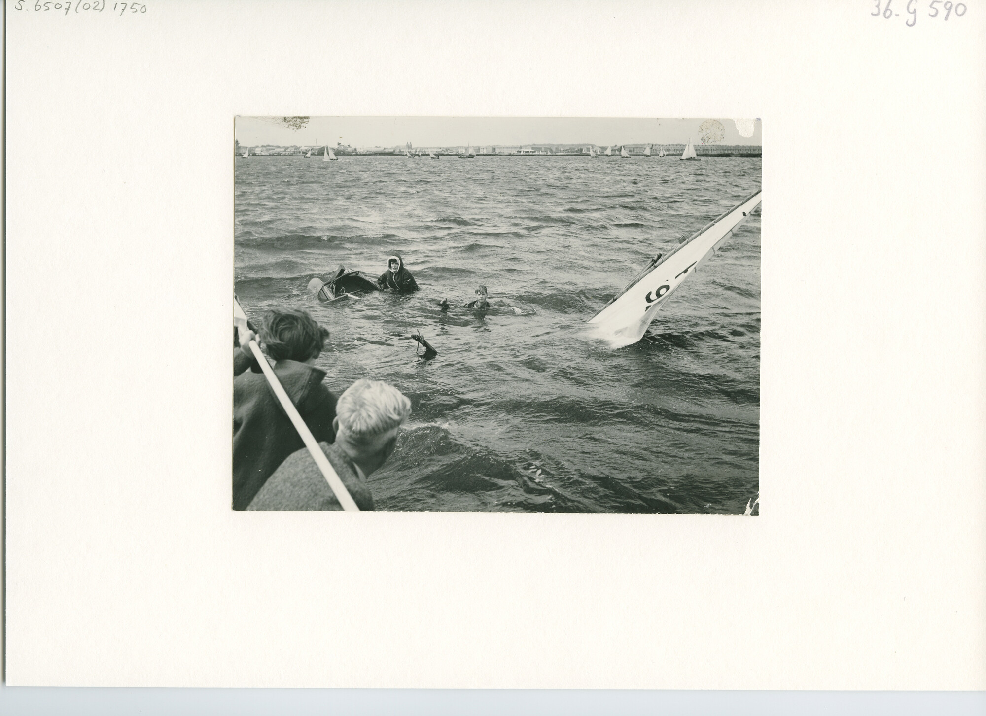 S.6507(02)1750.02; Zwart-wit foto van de Twaalfvoetsjol nummer 558 ('Tecumseh', Holtrop) aan de wind tijdens een wedstrijd van de Haarlemse Jacht Club op het Spaarne en de Mooie Nel; foto