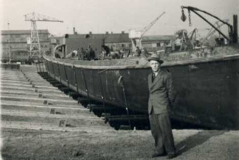 S.5219(12)0692; Fotos van het voormalige stoomvrachtschip Doeswijk van de Nieuw Rijnvaart Maatschappij [...]; fotoreportage