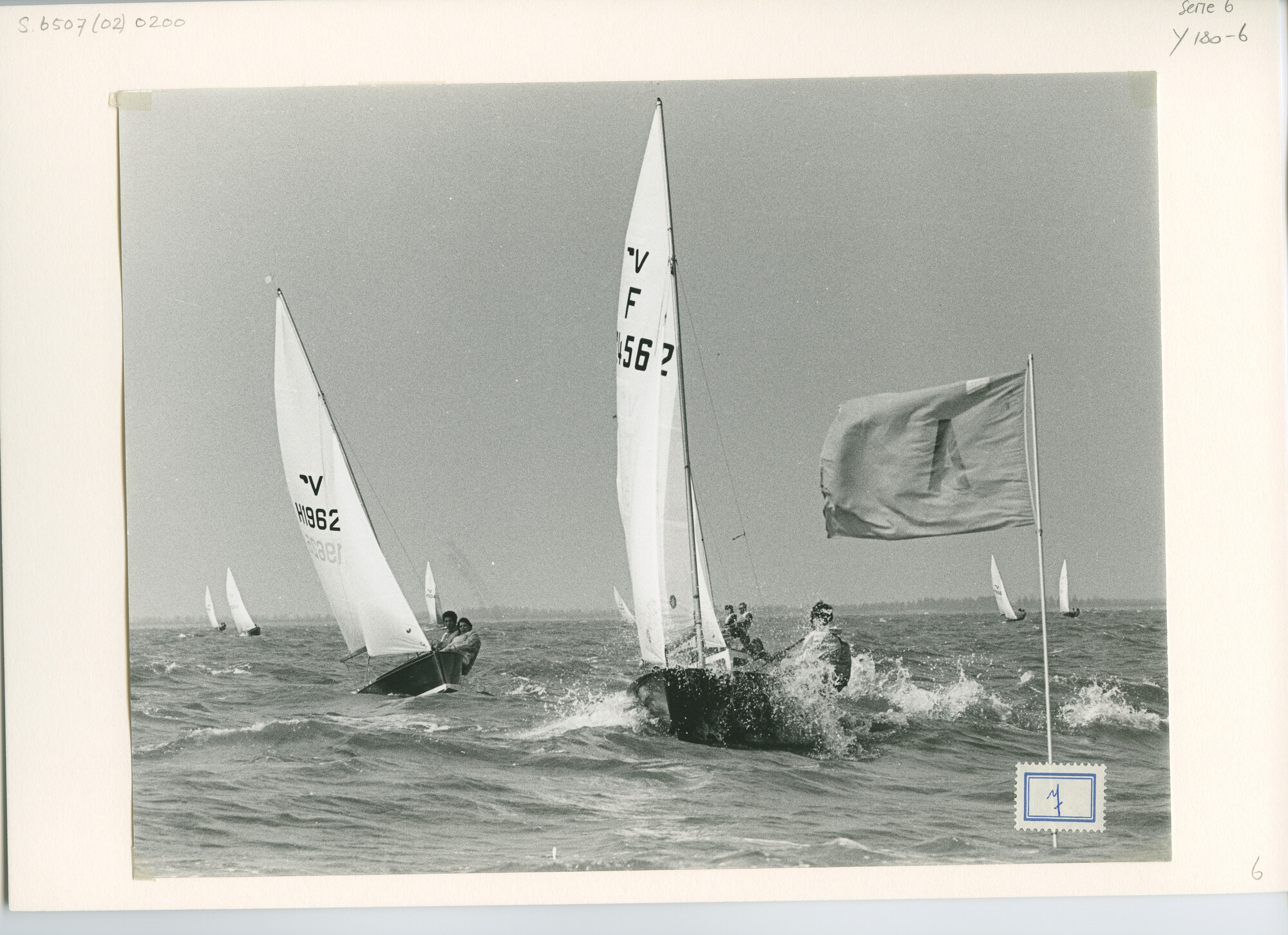 S.6507(02)0200.02; Zwart-wit foto van Vaurien-wedstrijden met een flinke bries voor Medemblik; foto