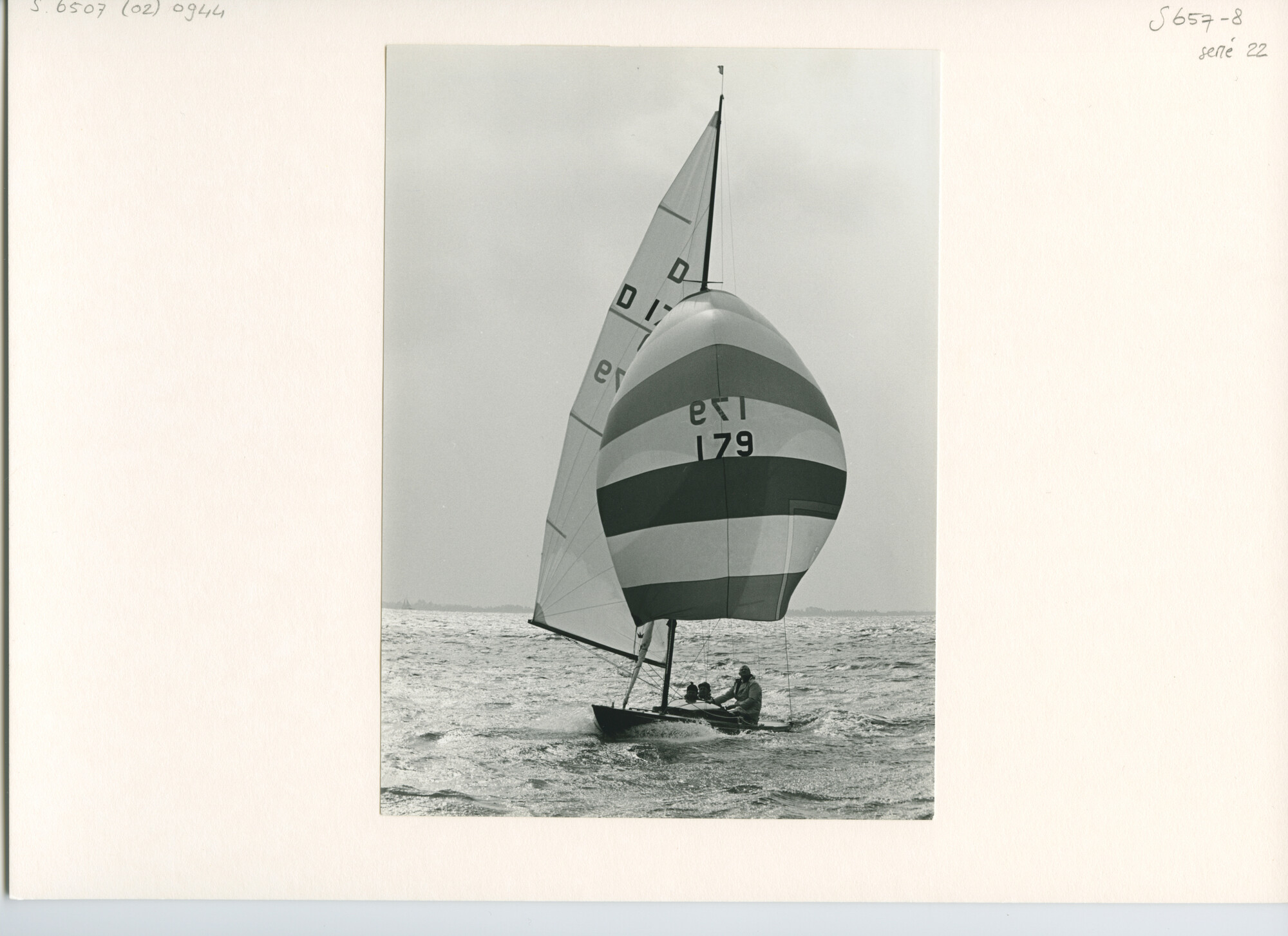 S.6507(02)0944.07; Zwart-wit foto van een wedstrijd in de Drakenklasse op het IJsselmeer voor Medemblik om de Internationale Dragon Gold Cup; foto