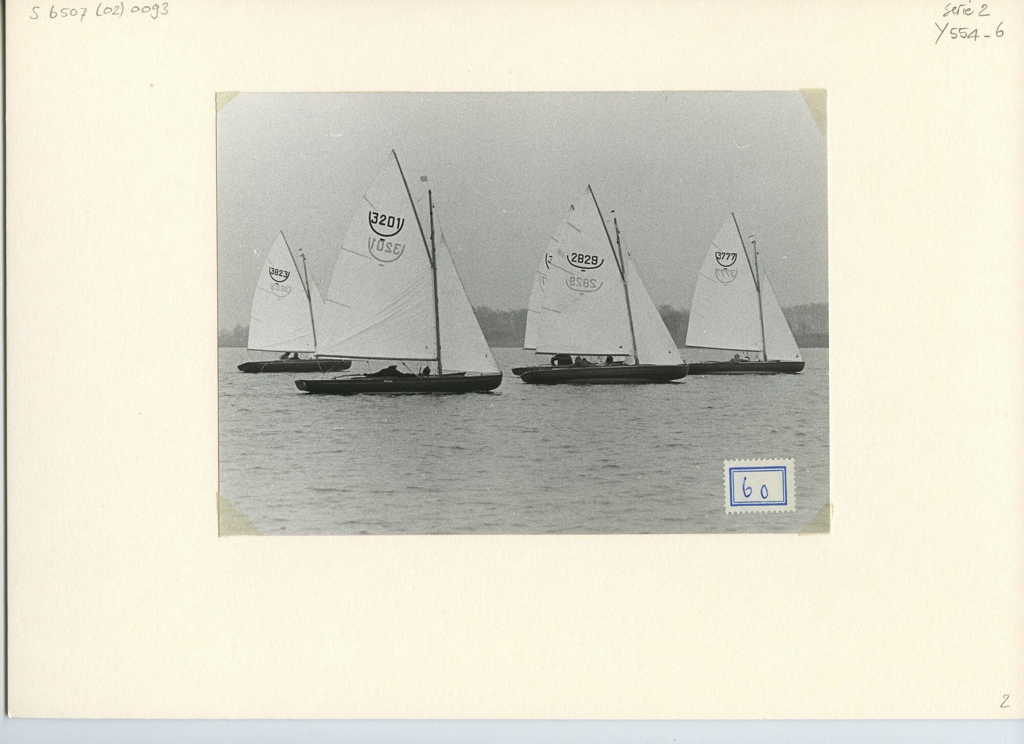 S.6507(02)0093.02; Zwart-wit foto van de 16m² klasse tijdens de Midwinterwedstrijd 1970; foto