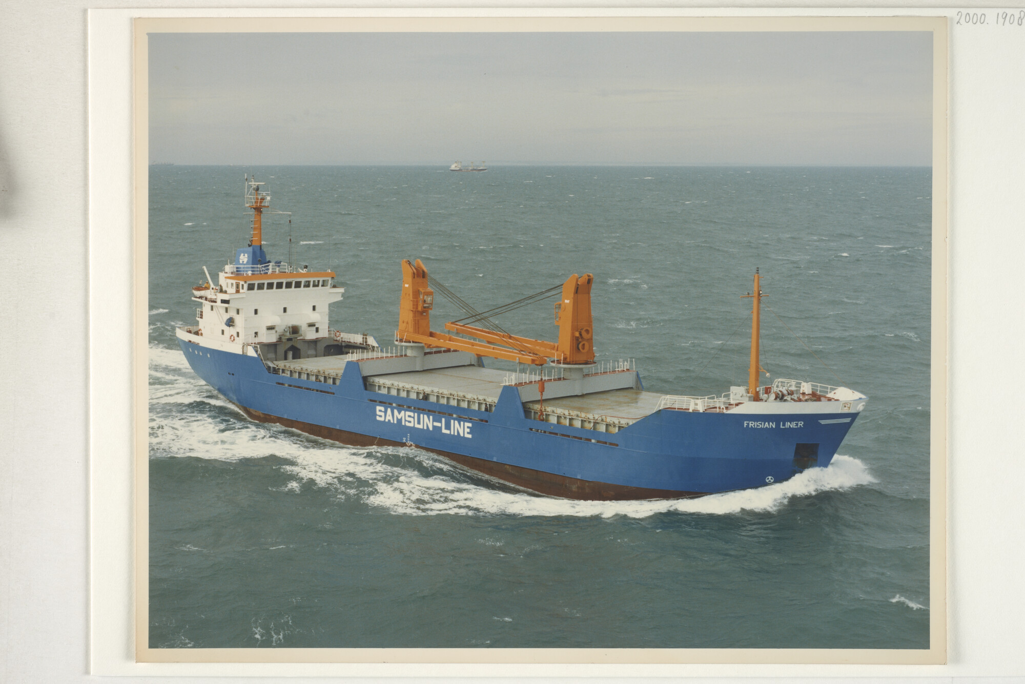 2000.1908; Een luchtfoto van het vrachtschip ms. Frisian Liner (ex- Jan Tavenier) van de Noord Ned. Scheepvaart & Handelsmij; foto