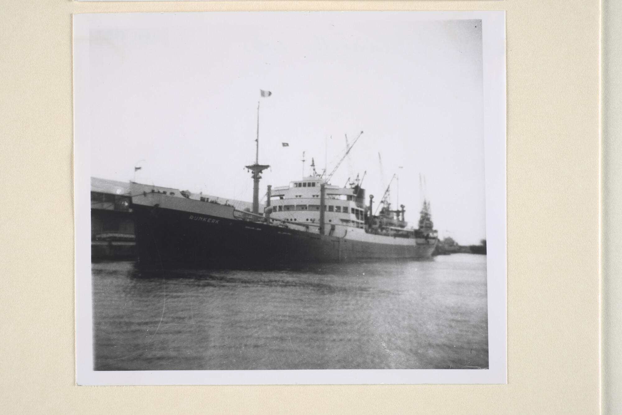 1995.5630; Negatieven van het vrachtschip (Empire-type) ms. 'Rijnkerk' van de VNS in de haven van Marseille; negatief