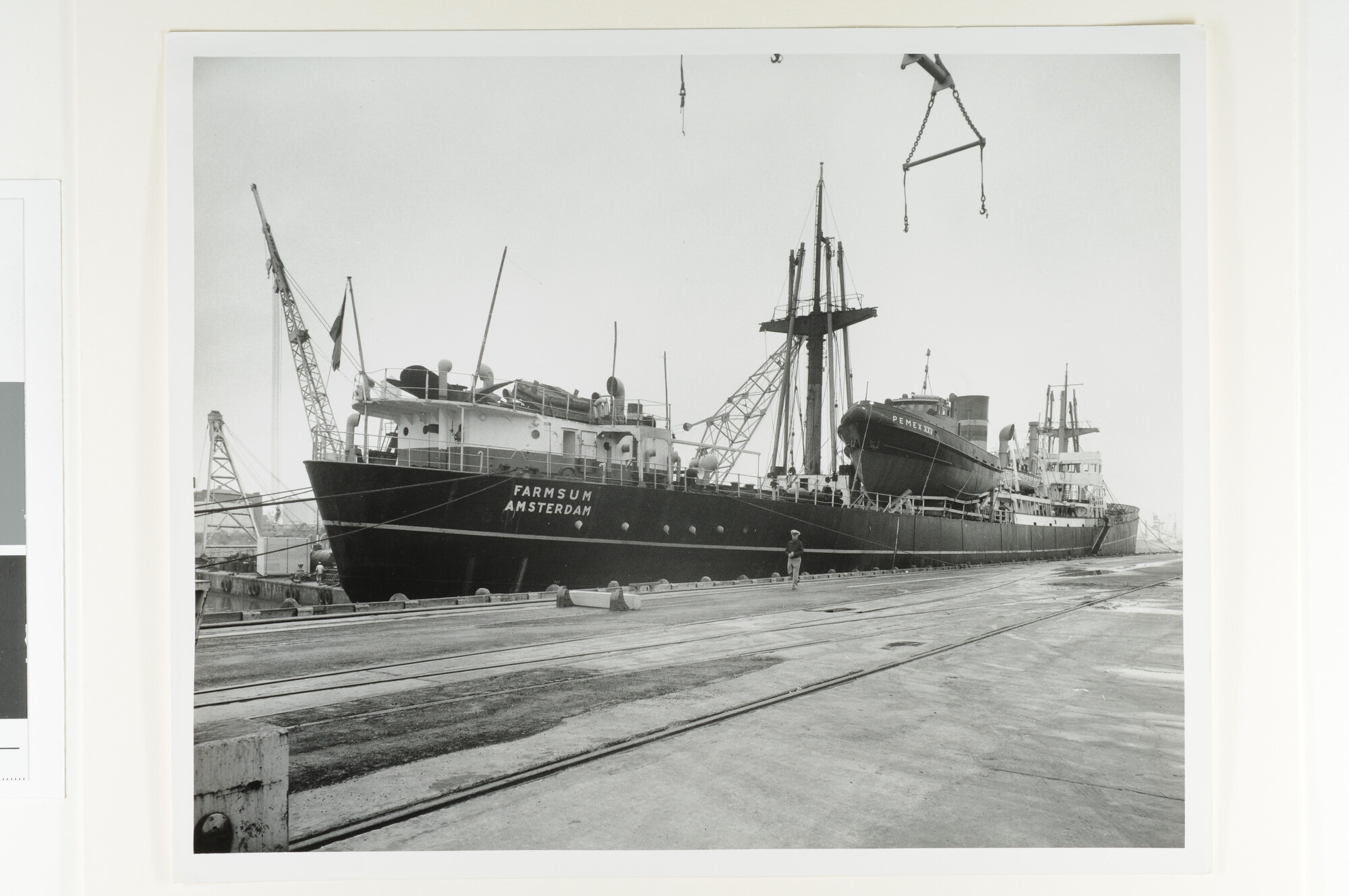 S.7032(022); Fotos van het ontschepen van de sleepboten Pemex XXIV en  Pemex V [...]; fotoreportage