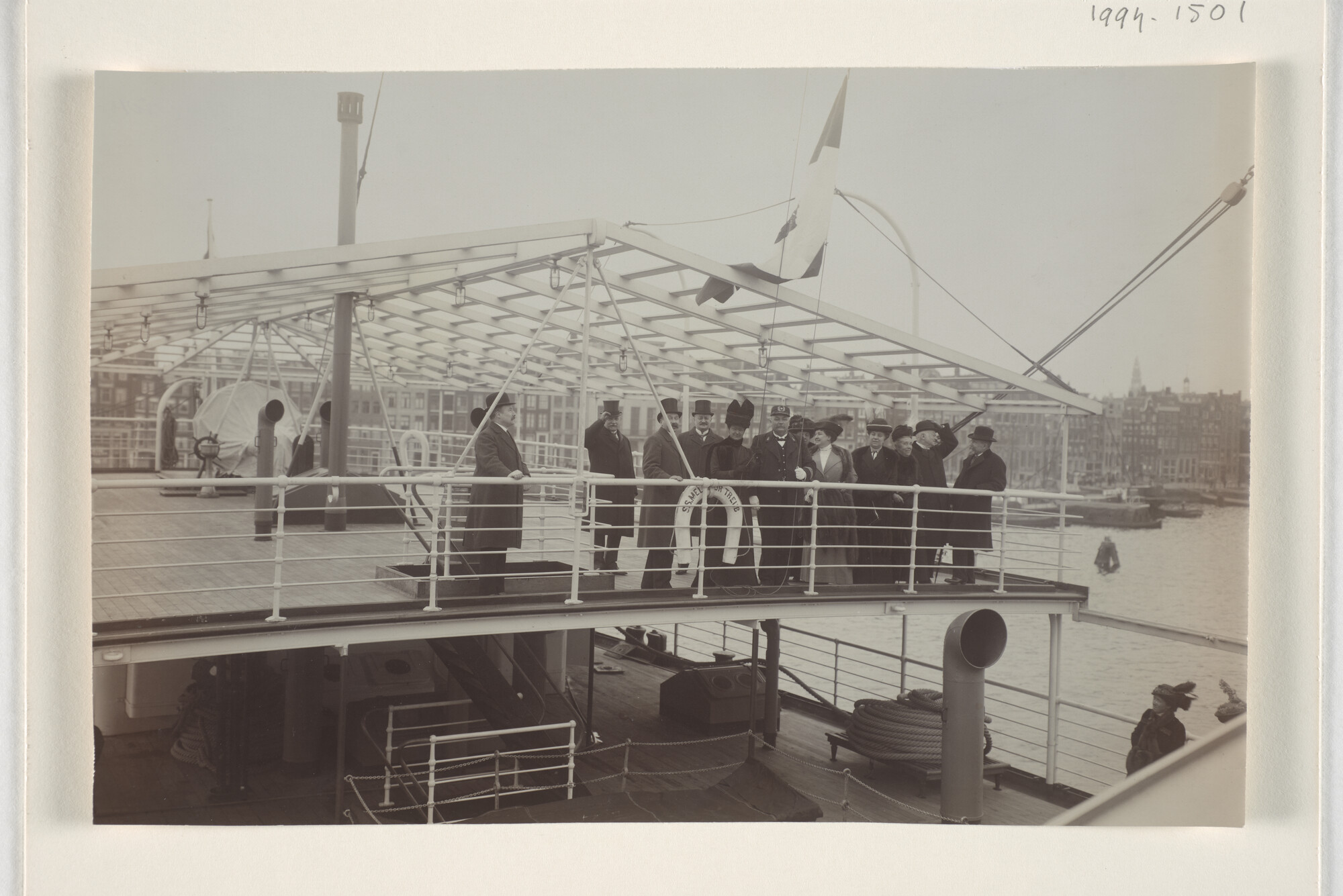 1994.1501; Groepsfoto van 6 heren, 5 dames en de kapitein op het achterschip van het [...]; foto