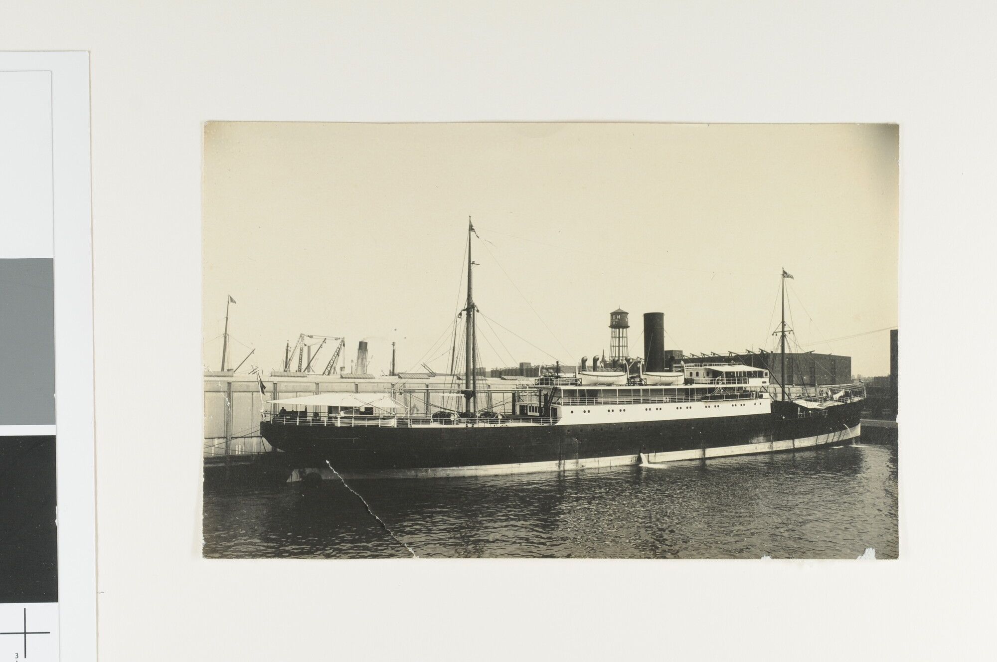S.2565(02); Het vracht-passagiersschip ss. Oranje Nassau gezien van stuurboord [...]; foto
