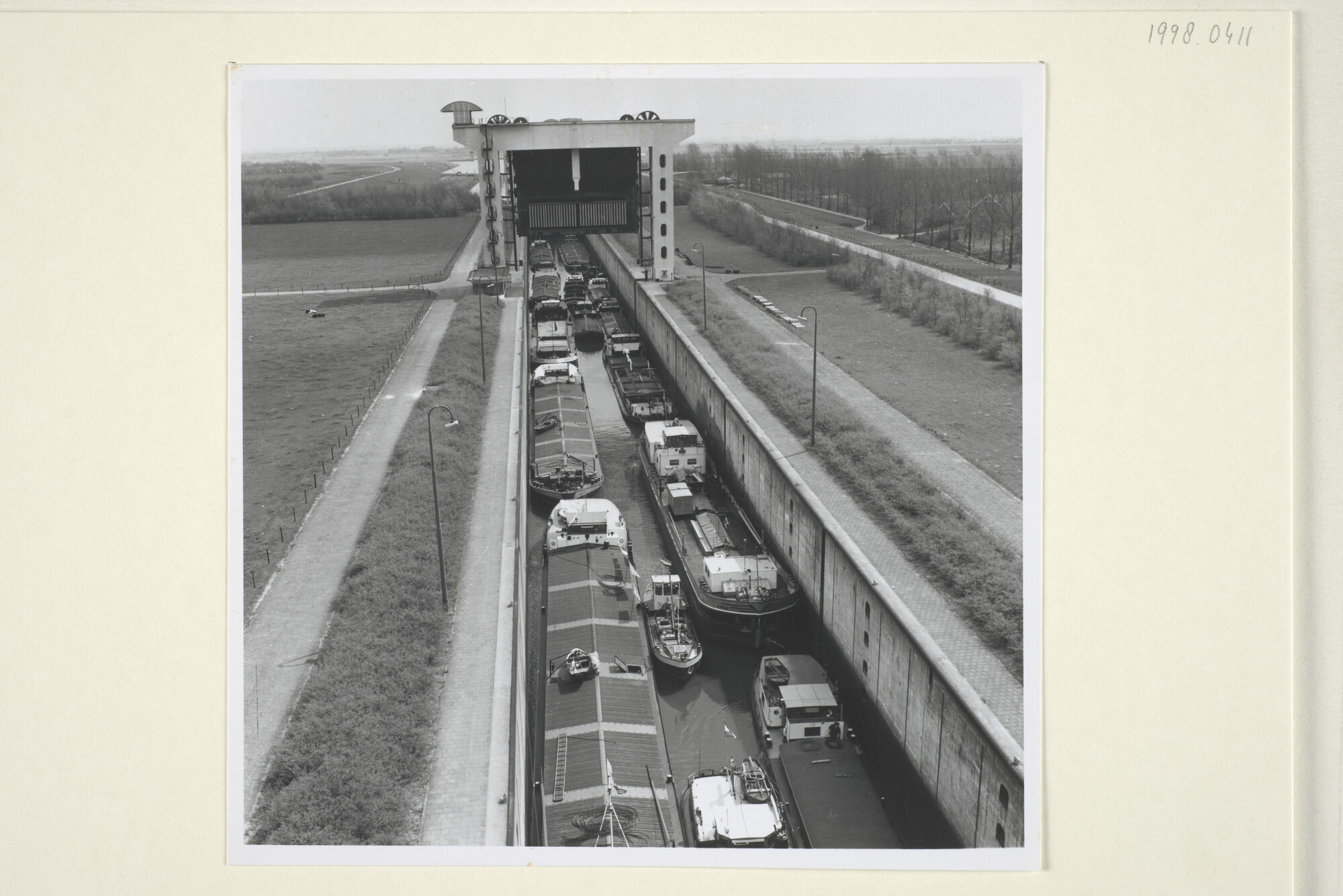 1998.0411; Fotos van binnenvaartschepen in de nieuwe sluis van het Amsterdam-Rijnkanaal bij Tiel [...]; fotoreportage