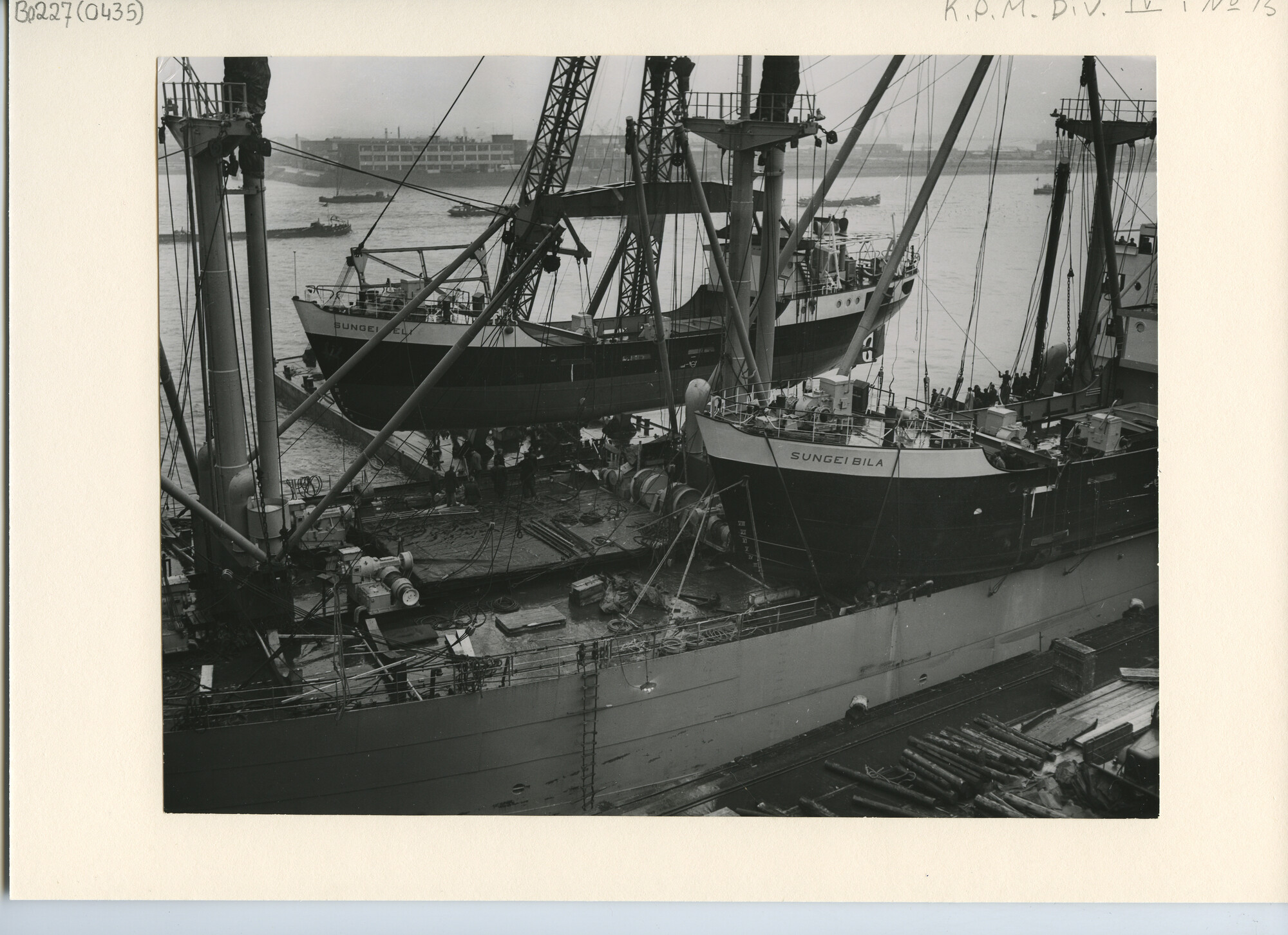 B.0227(0435); Foto van de verscheping van ms. Sungei Deli; foto