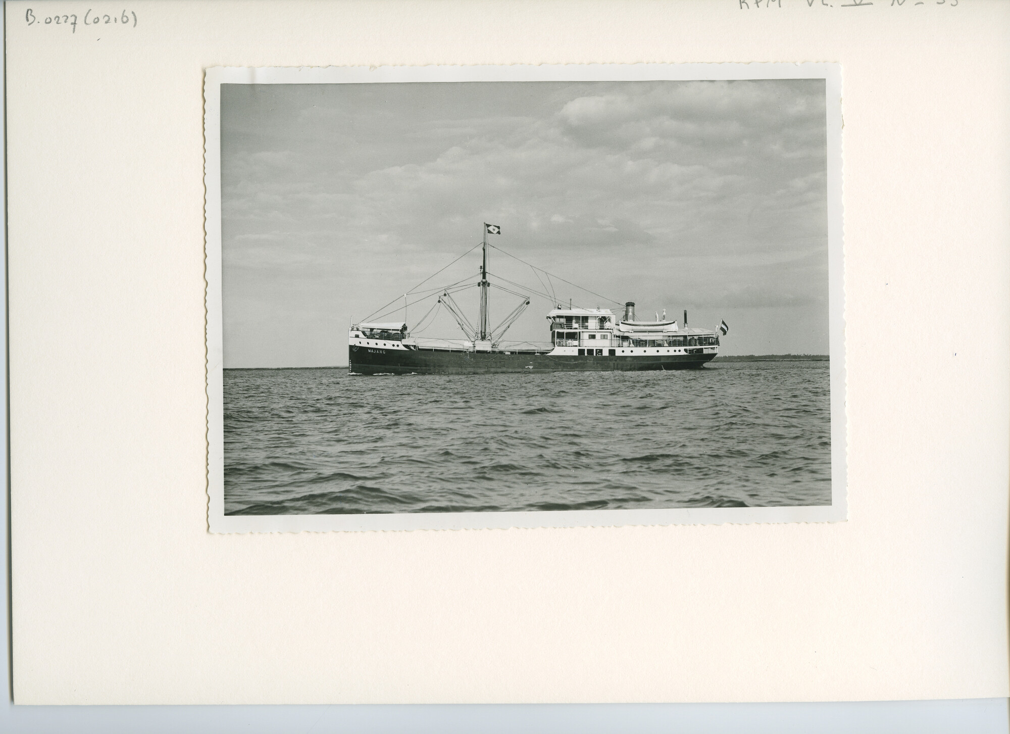 B.0227(0216); Foto van de coaster ms. Majang op weg naar zee nabij Tandjong Priok, oktober 1937; foto