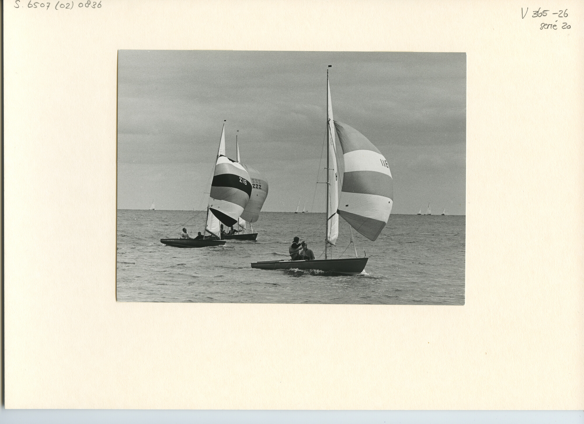 S.6507(02)0836.03; Zwart-wit foto van de FD-klasse op het IJsselmeer voor Medemblik; foto