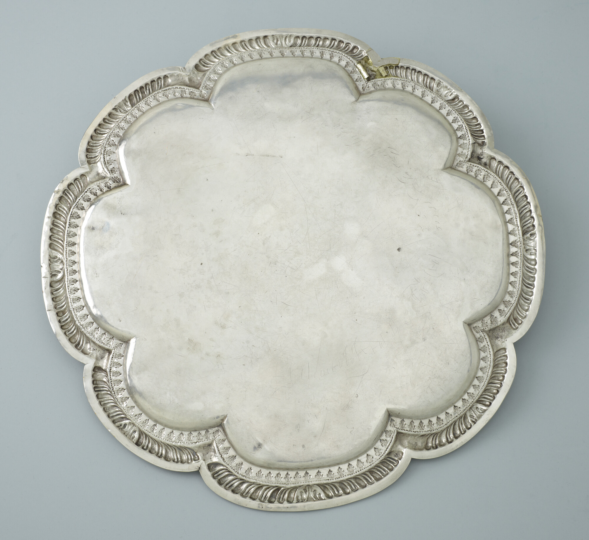 A.3495(01); Zilveren gedachtenisbord ter herinnering aan het overlijden van Jacob Sandelijn, 1732; gedenkbord