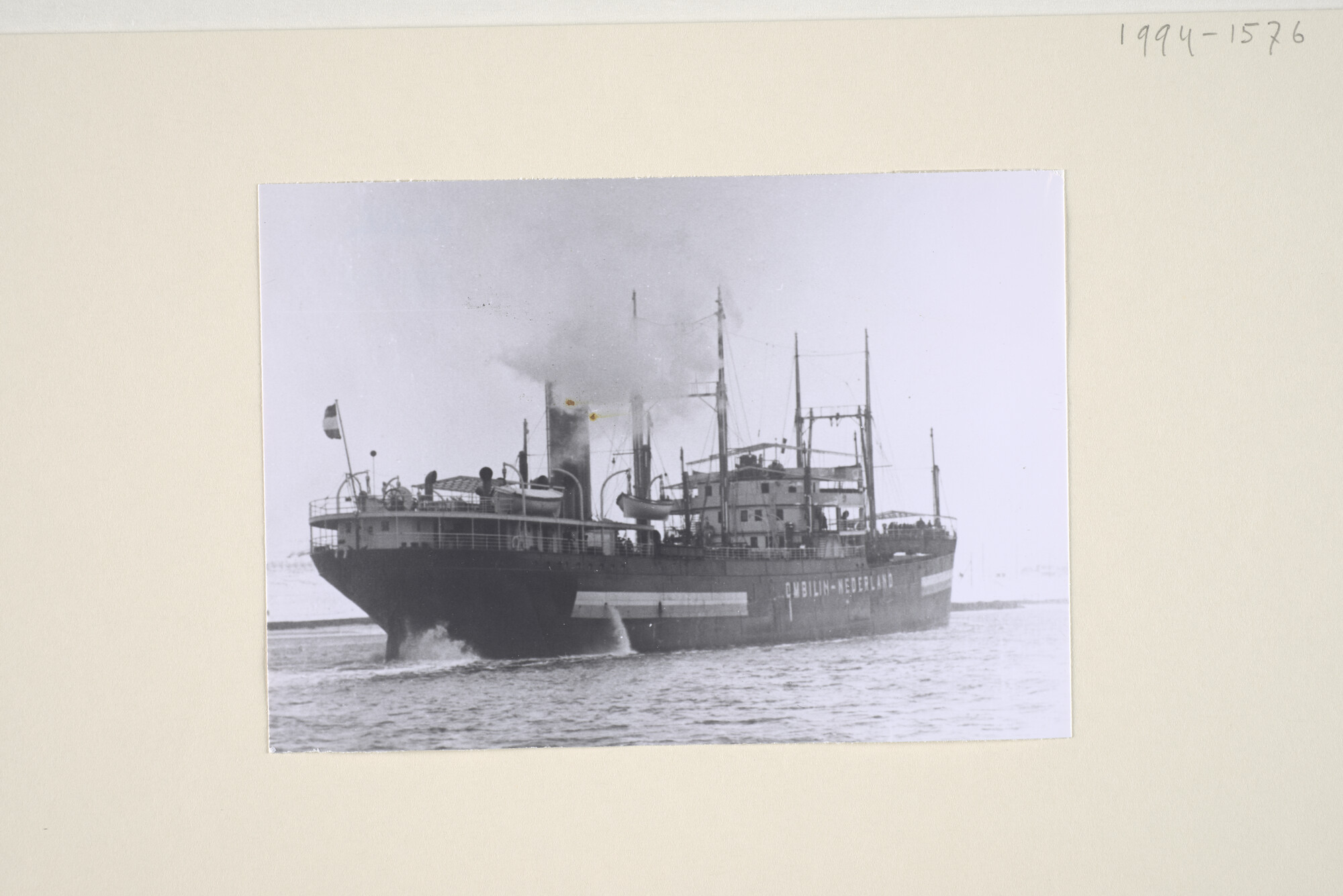 1994.1576; Het vrachtschip ss. 'Ombilin' bij het verlaten van de haven van IJmuiden op weg naar Nederlands Indië, februari 1916; foto