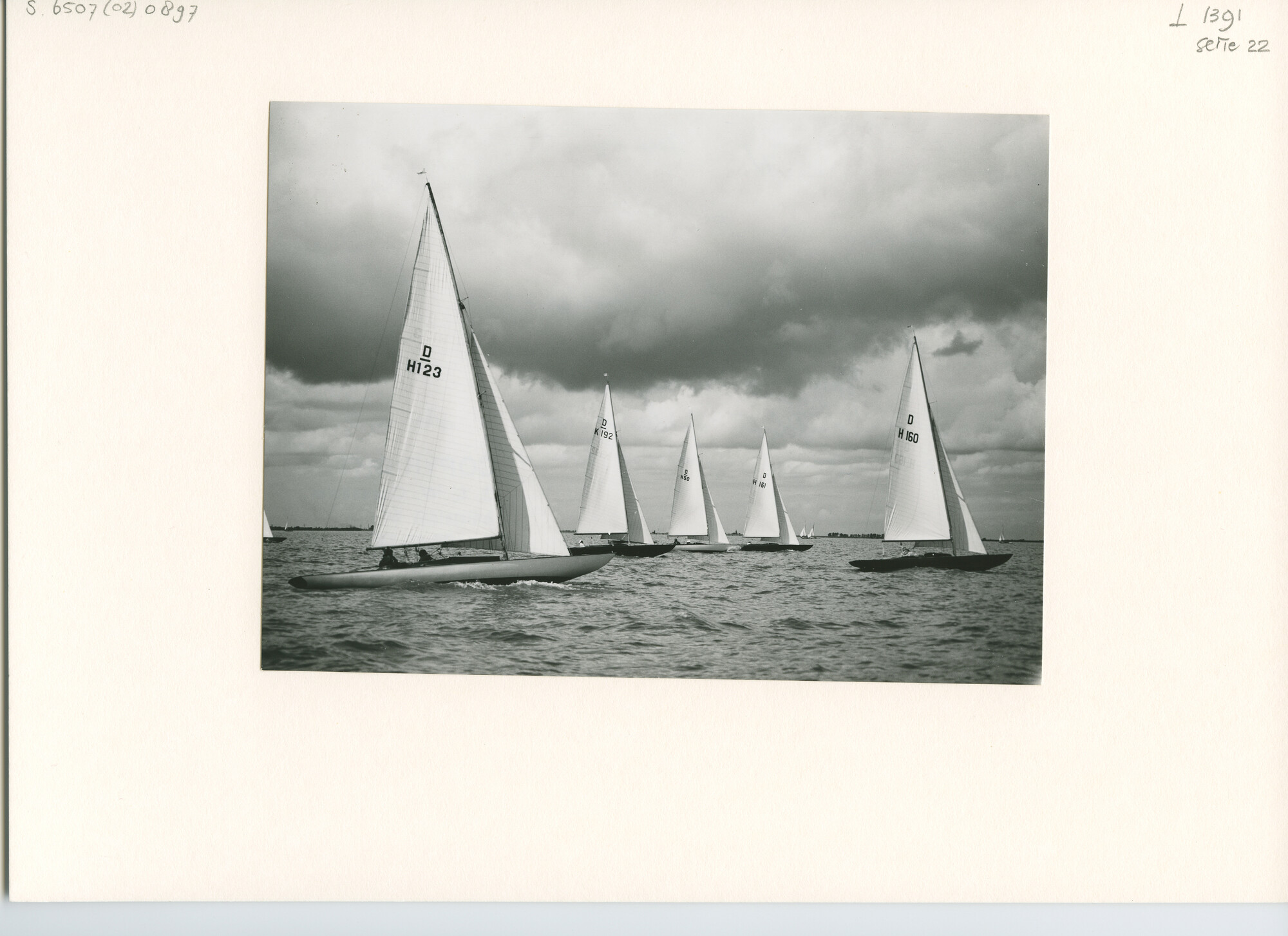 S.6507(02)0897.01; Zwart-wit foto van de Hollandweek II 1956: de Drakenklasse op het IJsselmeer; foto