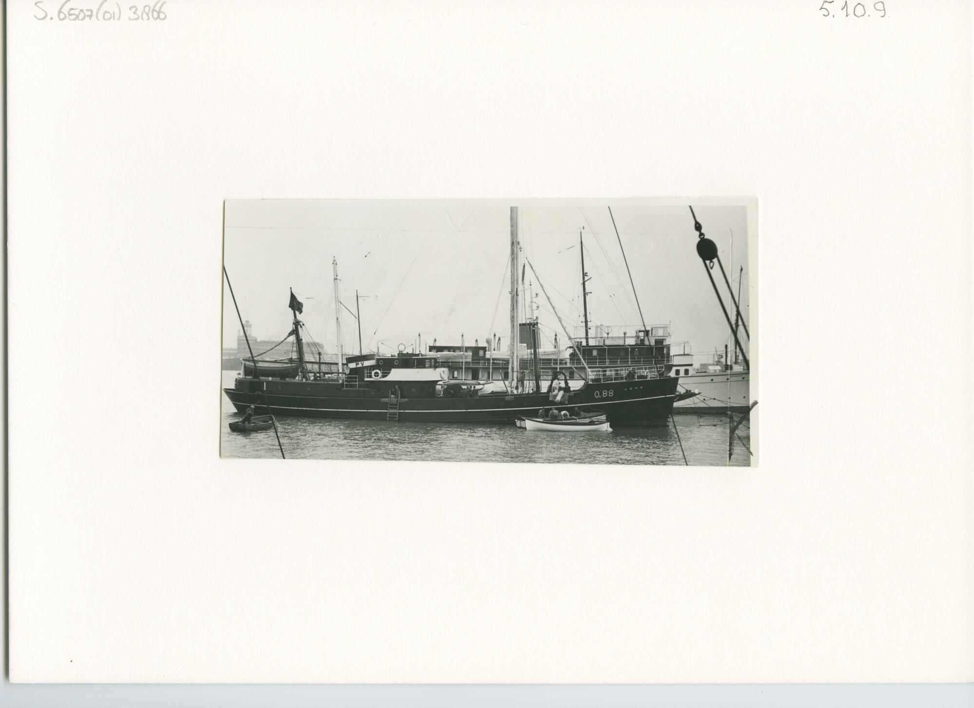 S.6507(01)3866; In een haven afgemeerde Belgische trawler John uit Oostende (O.88); foto