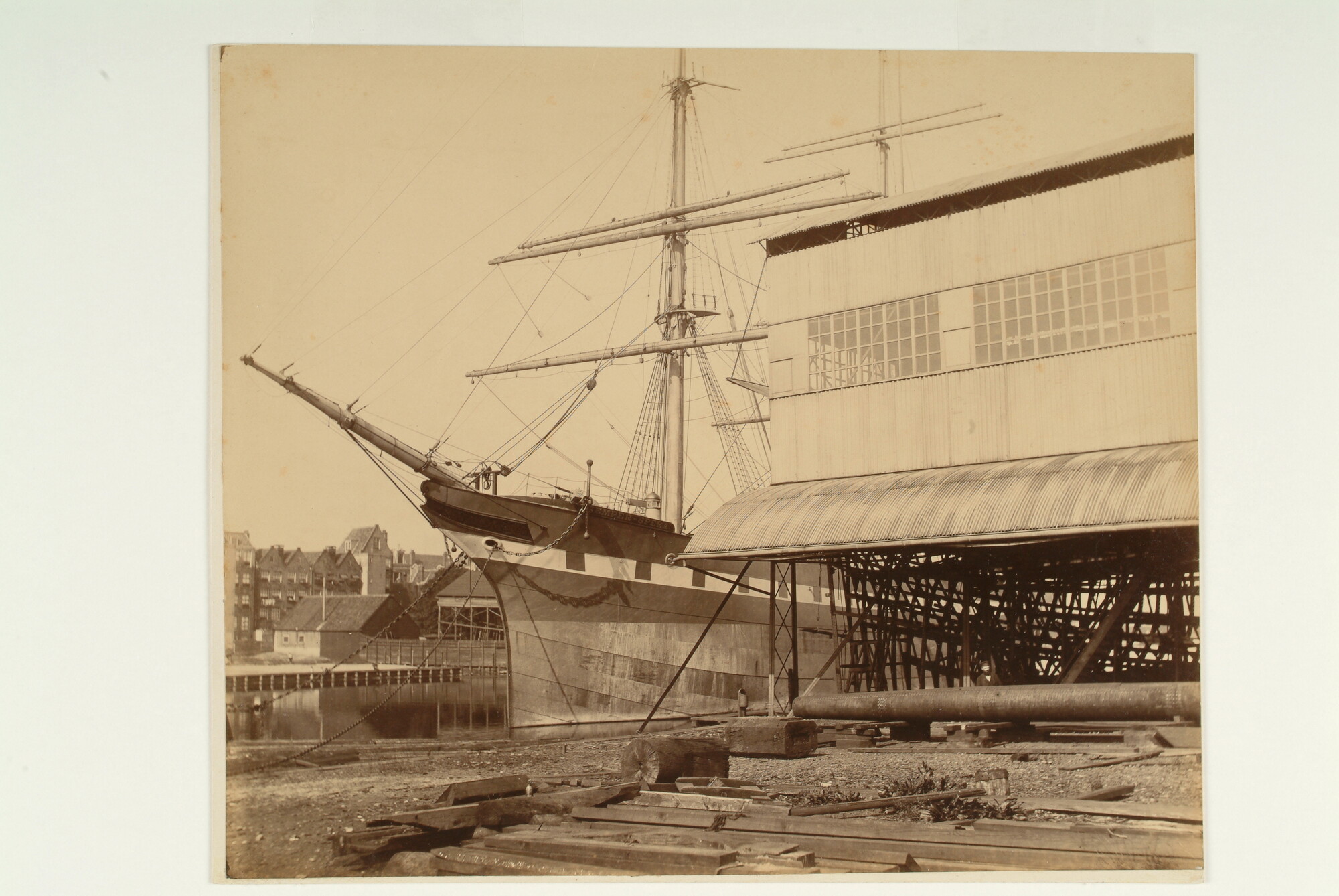A.0246(08)f; Het barkschip 'Semper Spera' in afbouw, liggend bij scheepswerf 'De Boot' van F.F. Groen te Amsterdam, 1891; foto