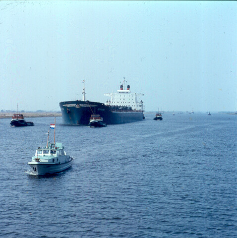 S.9100(2711); Dia van de Noorse bulkcaarier ms. 'Sigtina' varende op het Noordzeekanaal; diapositief