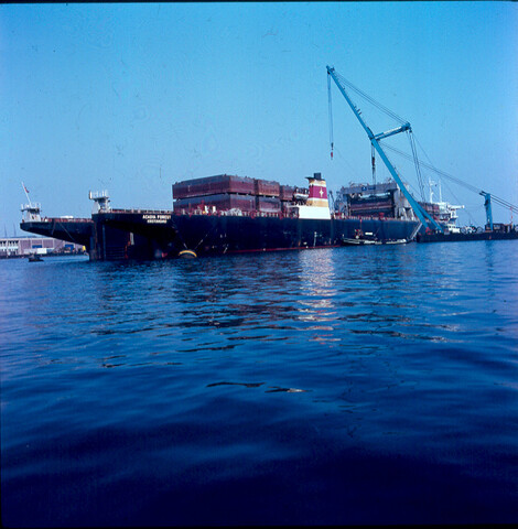 S.9100(4640); Dia van het Noorse LASH-schip ms. Arcadia Forest in de Vlothaven te [...]; diapositief