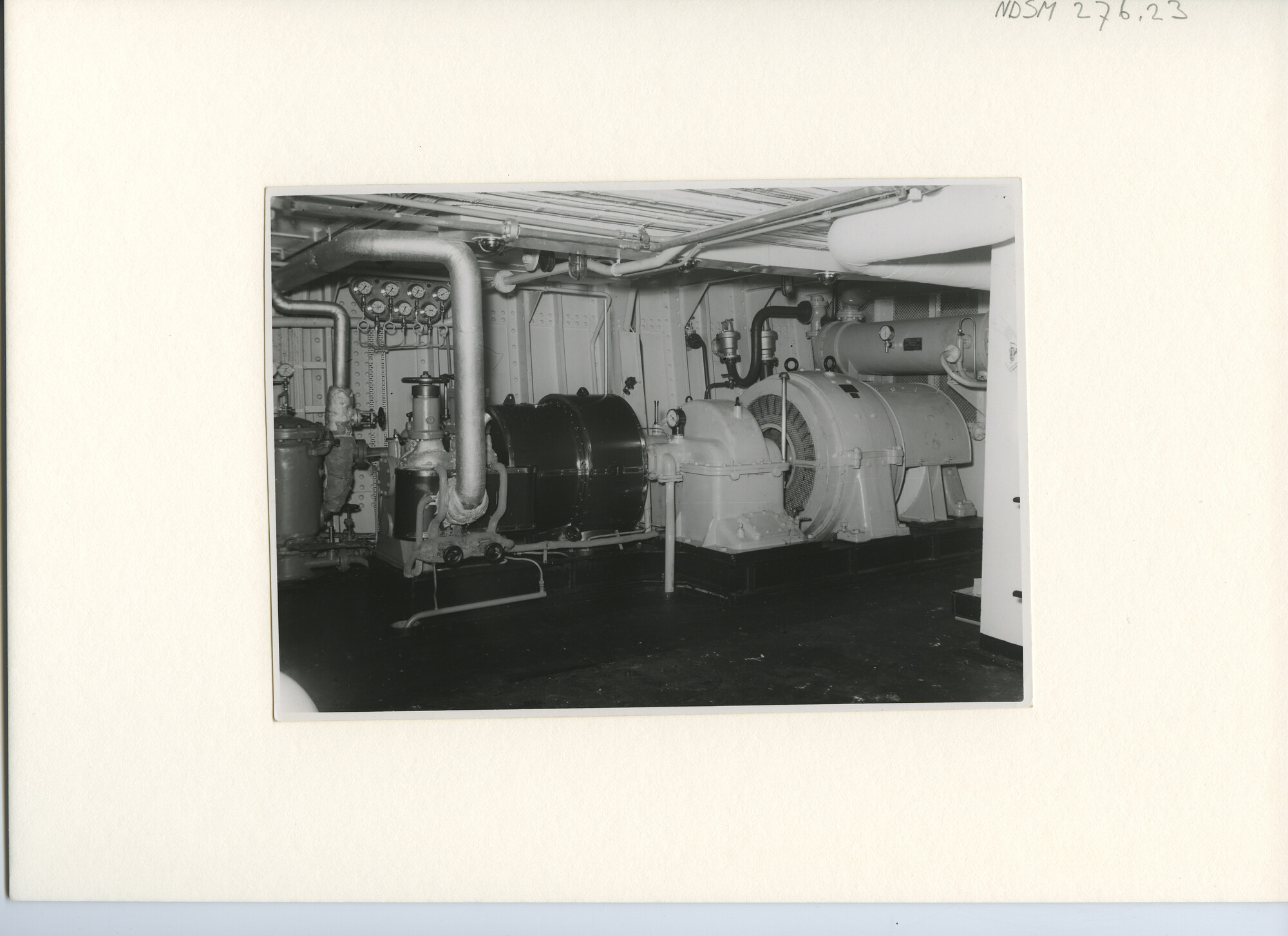 S.5444(1518)07; Interieurfoto van de machinekamer van het passagiersschip tes Viacheslav Molotov; foto