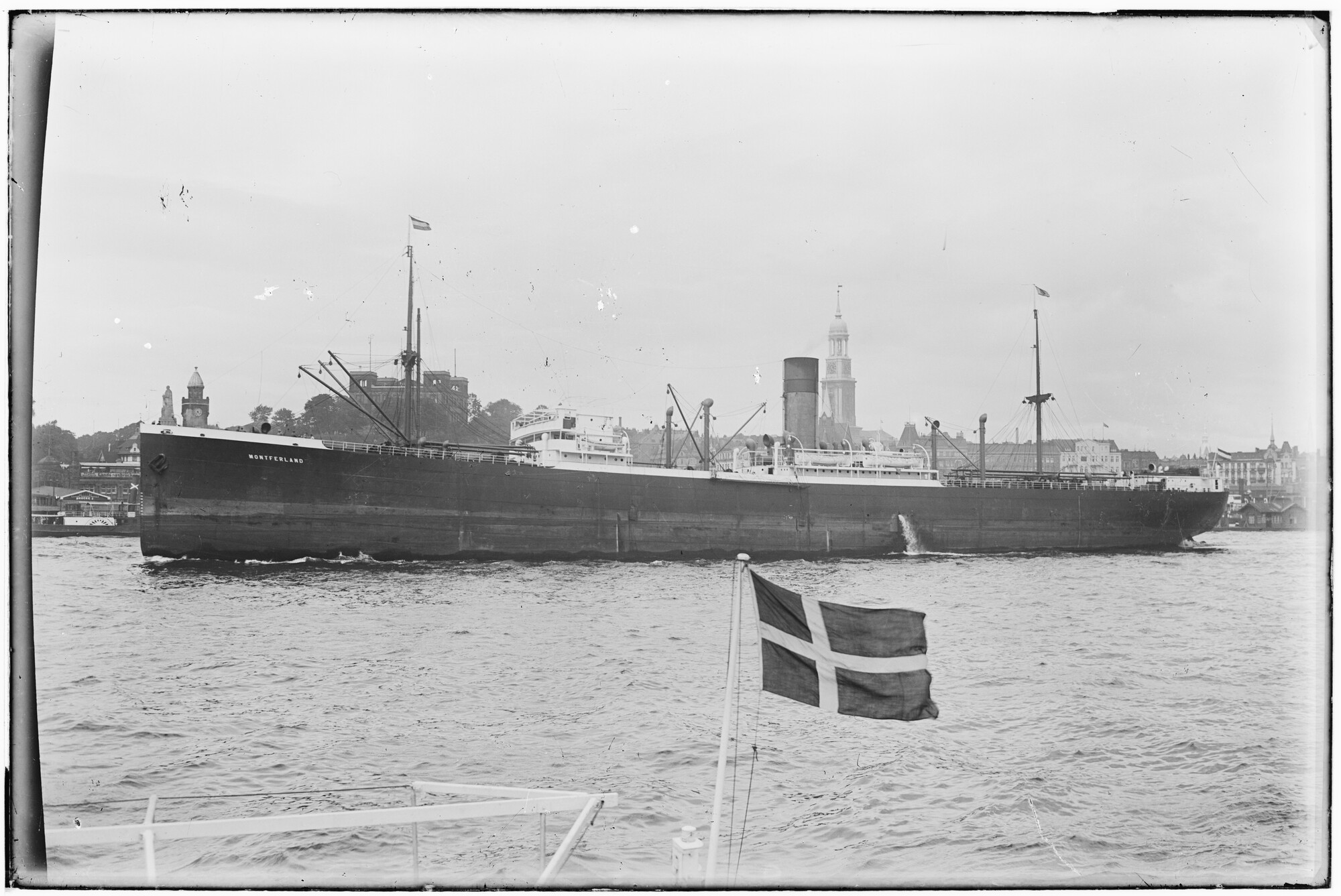 2018.1427; Glasnegatief van het vrachtschip Montferland (1921); glasnegatief