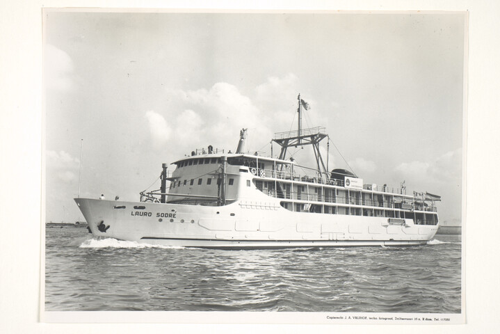 S.5219(12)0624; Foto's van de proeftocht van het vracht- en passagiersschip ms. 'Lauro Sodré' gebouwd op de dwarshelling van de ASM; fotoreportage