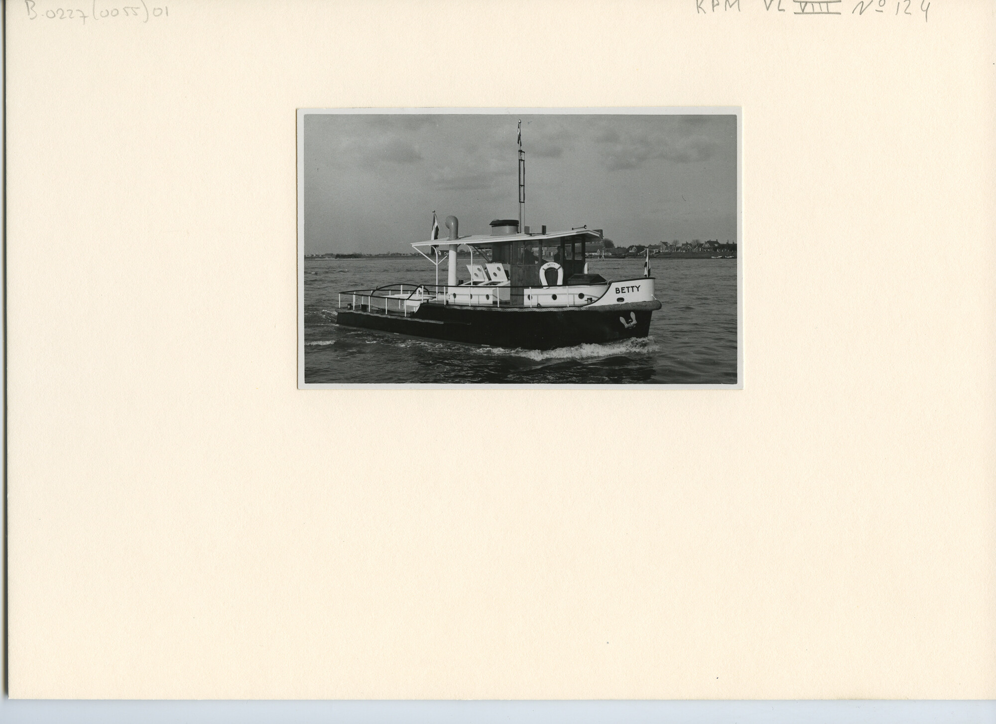 B.0227(0055)01; De riviersleepboot ms. 'Betty' van de KPM; prentbriefkaart