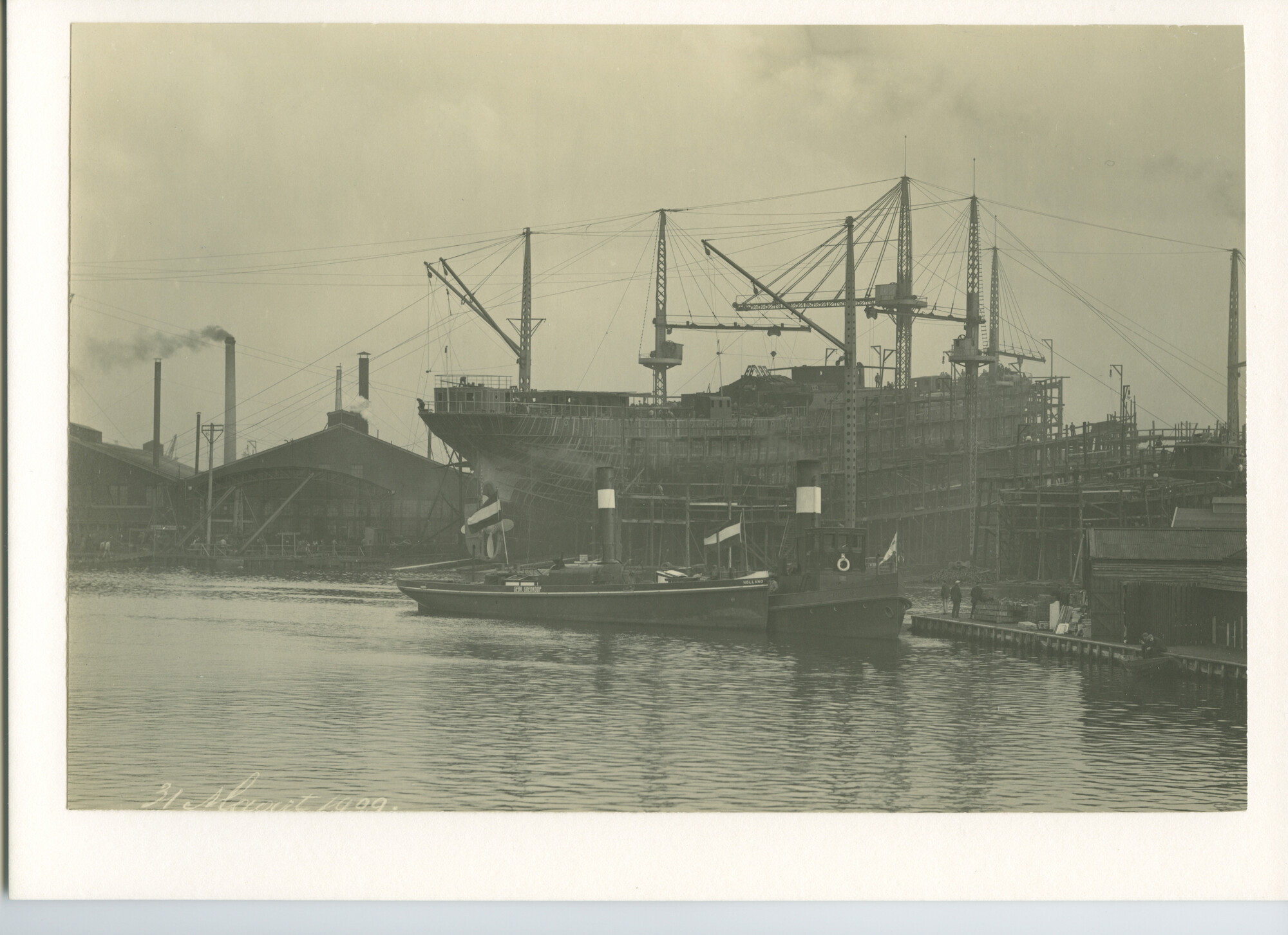 S.5444(00233)03; Foto van de tewaterlating van het vrachtschip ss. Nias, gebouwd door de NSM voor de SMN; foto