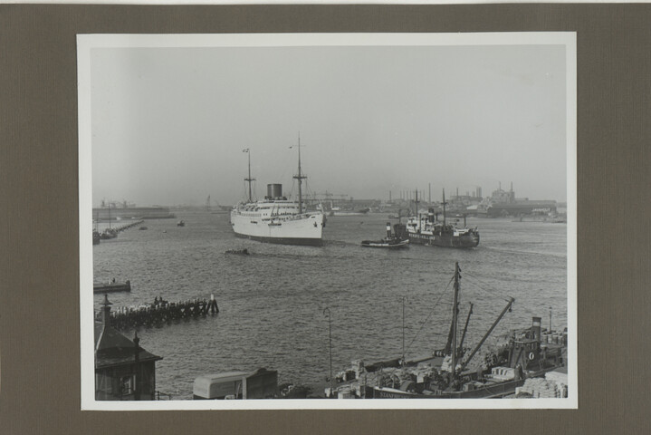 2001.1755; Omslag met vele foto's en knipsels van meest bergingsactiviteiten door Reederij v/h Gebroeders Goedkoop te Amsterdam in de periode 1929 / 1949; omslag