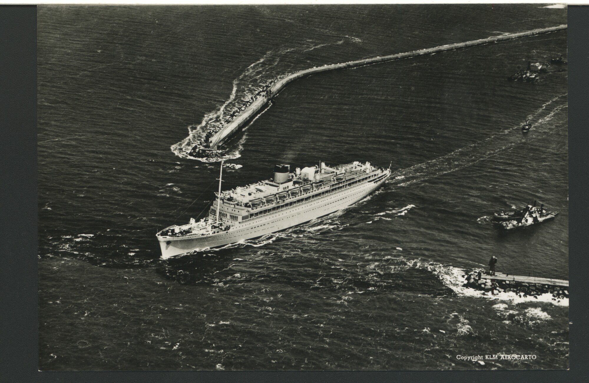 A.4509(020); Luchtfoto van het passagiersschip ms. Oranje van de SMN; prentbriefkaart