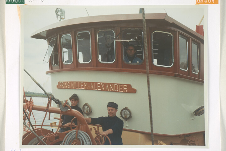 1992.1149; Kleurenfoto van de motorkotter 'Prins Willem Alexander' ('UK 31') in opdracht van Kramer, tijdens de proefvaart; foto