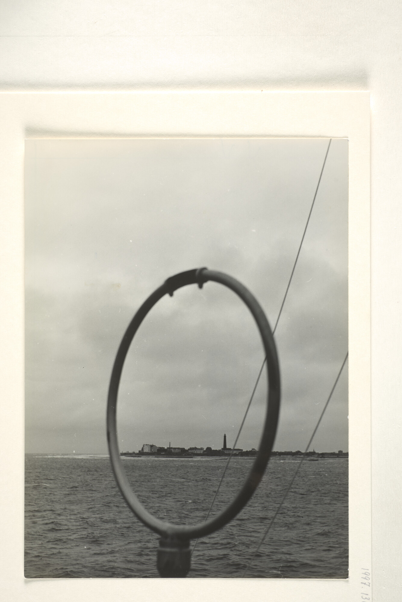 1997.1386; Gezicht op het eiland Borkum door een radiopeiler van een zeiljacht; foto