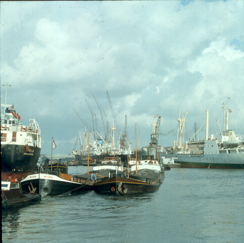 S.9100(0034); Verschillende buitenlandse schepen in de Coenhaven te Amsterdam; diapositief