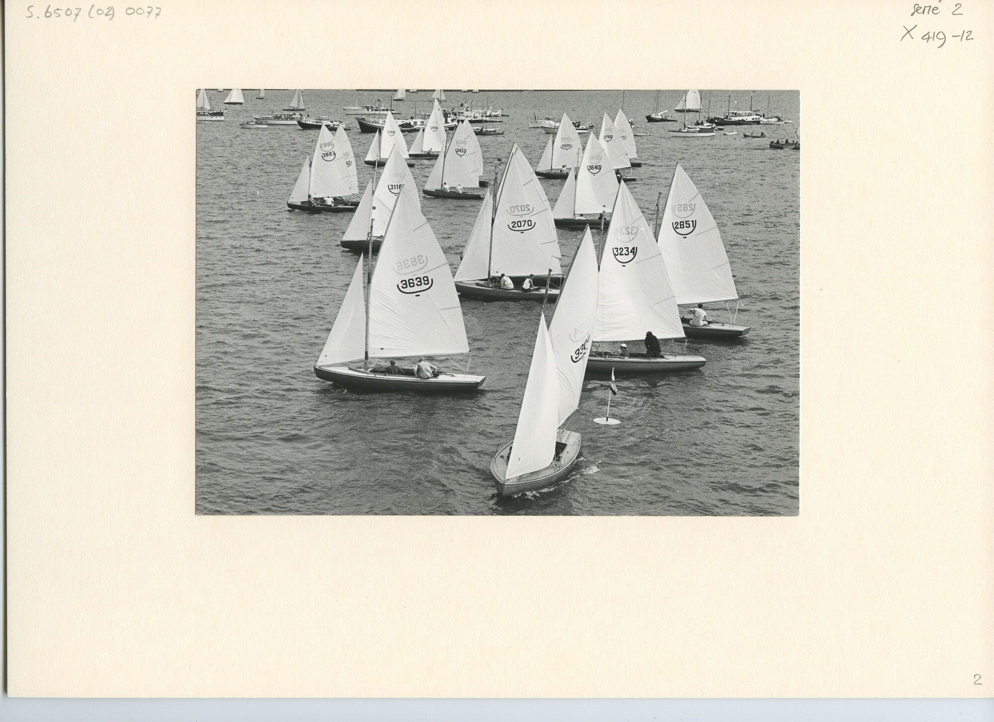 S.6507(02)0077.03; Zwart-wit foto van een start van de 16m² klasse tijdens de Sneekweek 1969; foto