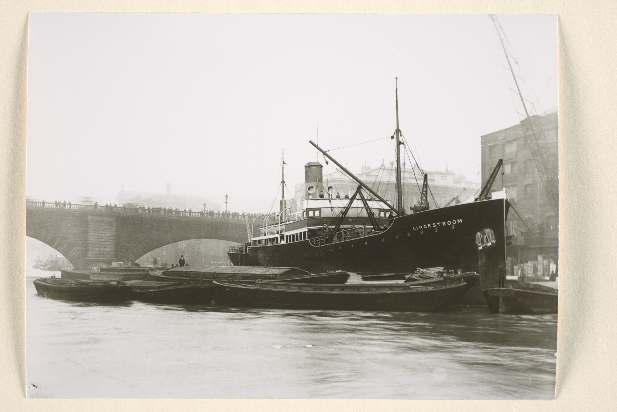 1995.6325; Het vrachtschip ss. 'Lingestroom' van de Hollandsche Stoomboot Maatschappij ligt afgemeerd aan de Fanningwarf te Londen [...]; foto