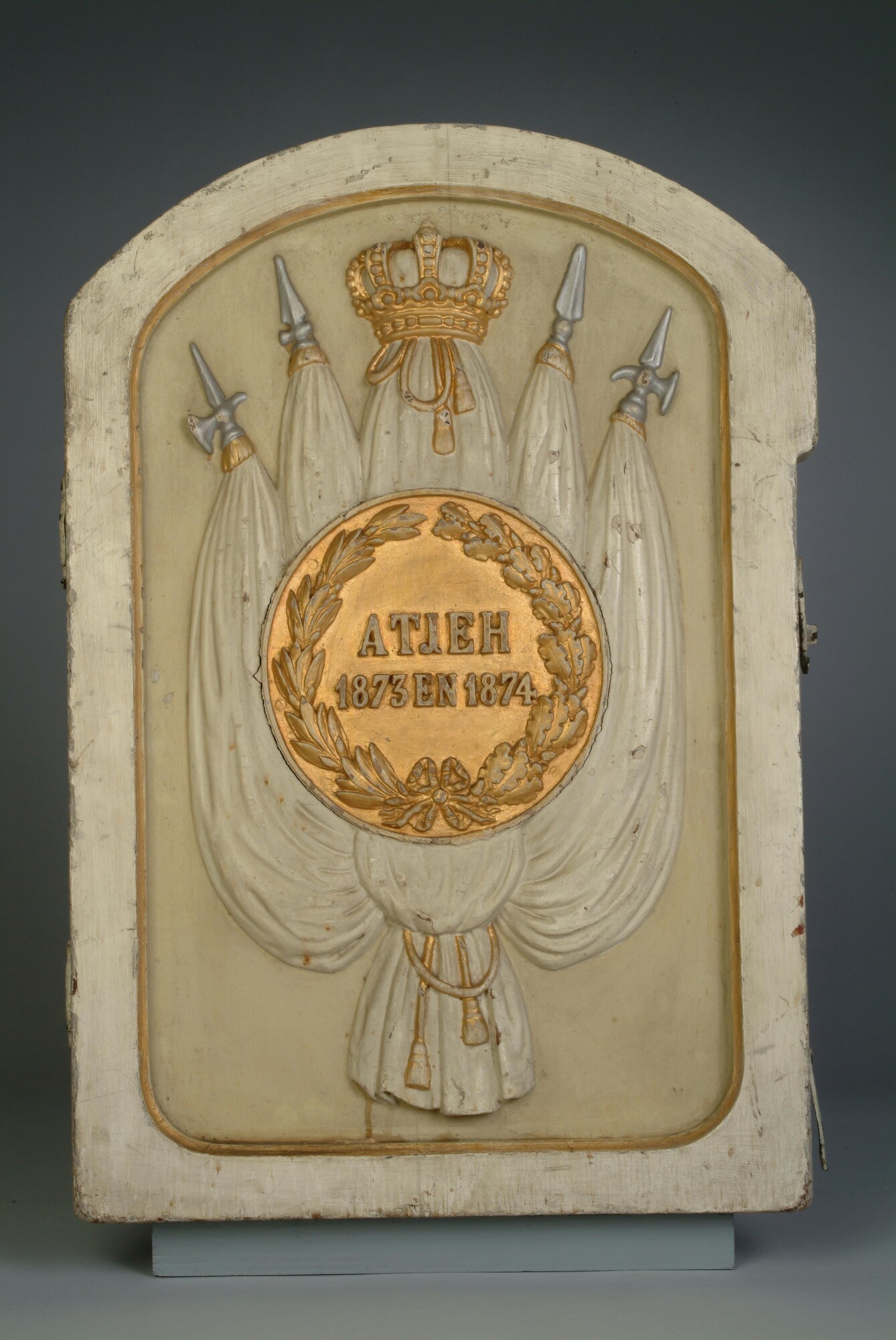 S.1325(01)d; Valreepsbord afkomstig van Hr.Ms. fregat 'Atjeh'; boordversiering