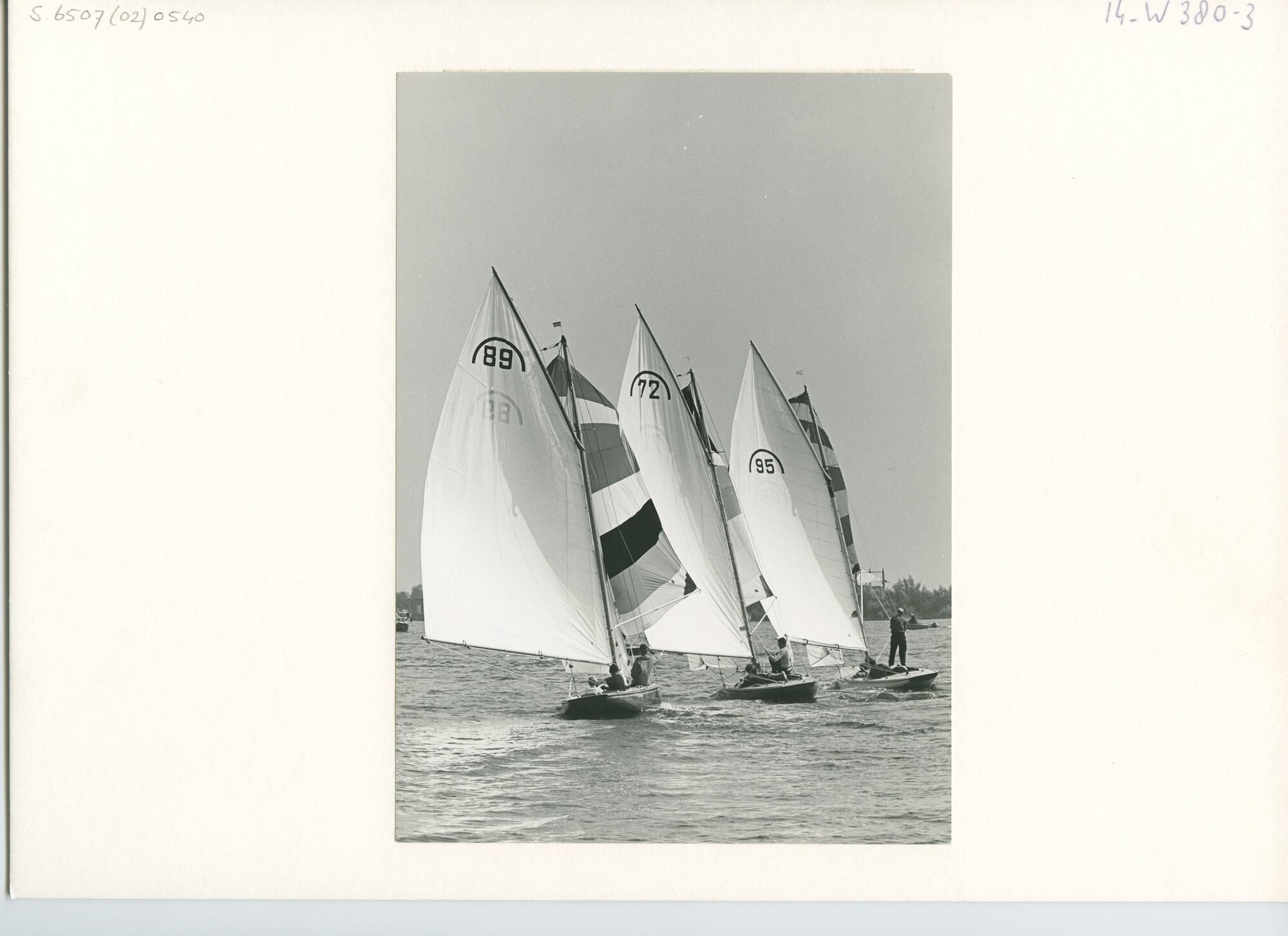 S.6507(02)0540.01; Zwart-wit foto van de Holland-Friesland een wedstrijd in de Regenboogklasse tijdens de Kaagweek 1968; foto