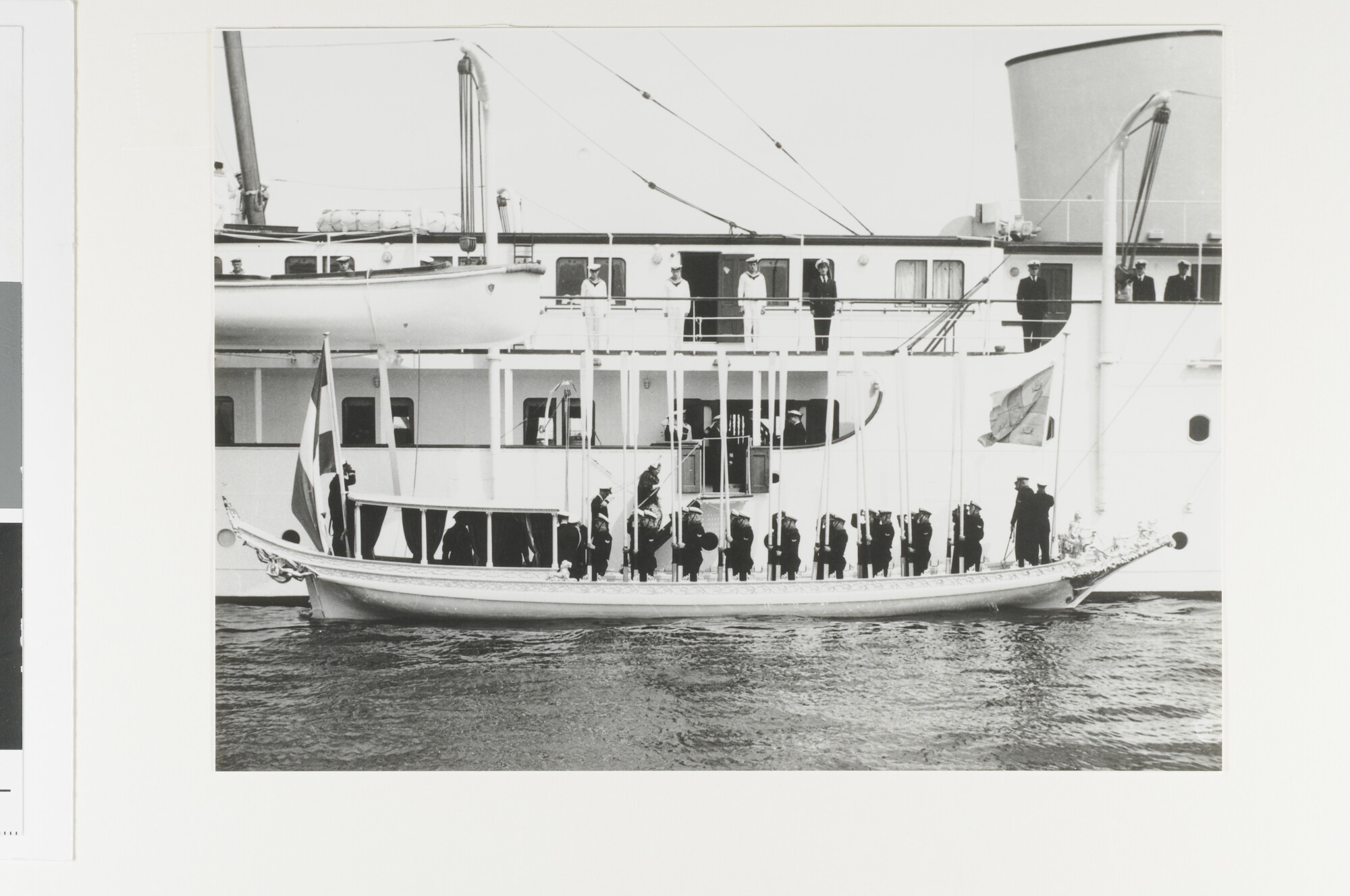 1993.5288; De Koningssloep met aan boord koningin Juliana op weg naar het koninklijk jacht 'Norge', tijdens het staatsbezoek van de koning van Noorwegen; foto