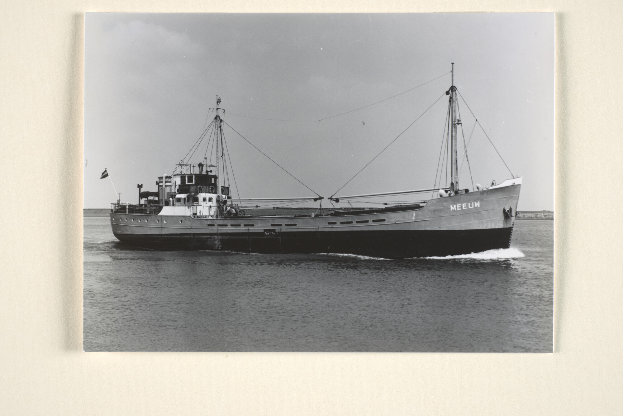 1996.2308; De coaster ms. Meeuw (ex- Hasewint) van E. de Boer uit Delfzijl [...]; foto