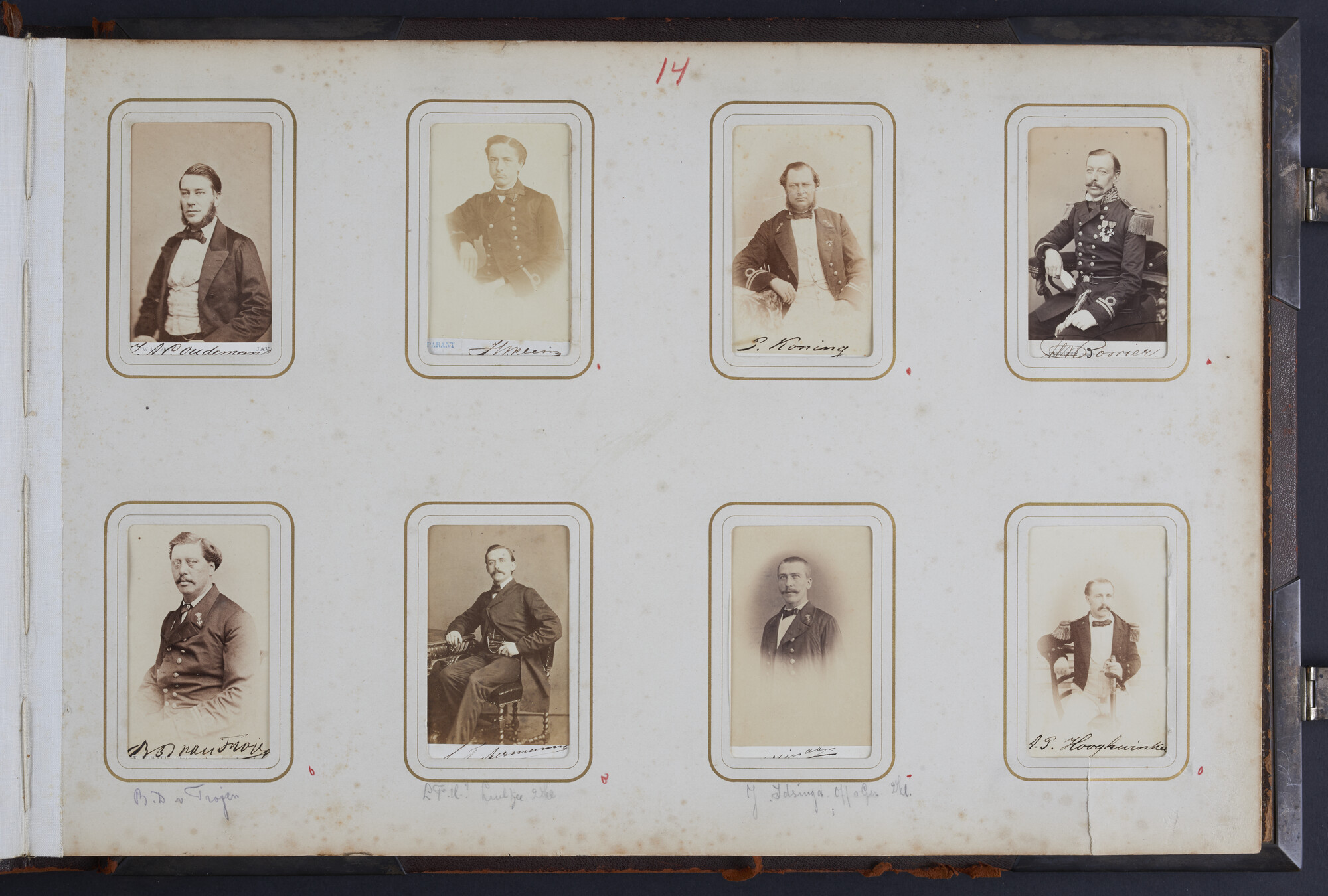 S.0576(01); Album met houtsnedes op het voorplat, aangeboden aan vice-admiraal James May; fotoalbum
