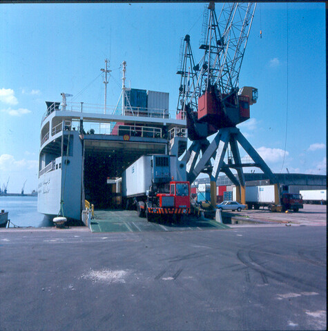 S.9100(8865); Dia van het Ro-Ro schip 'Abha' uit Willemstad (Nederlandse Antillen); diapositief