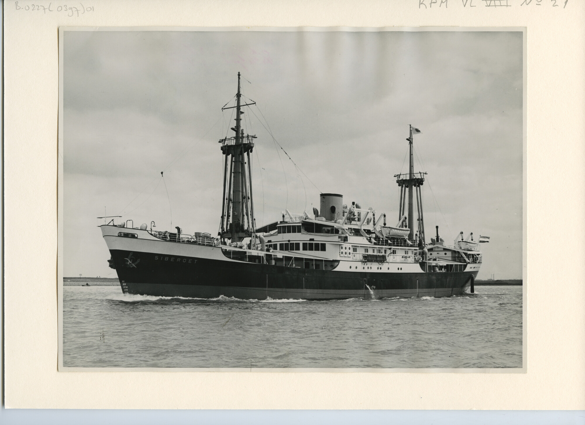 B.0227(0397)01; Foto van ms. Siberoet tijdens het vertrek naar zee voor de proefvaart; foto